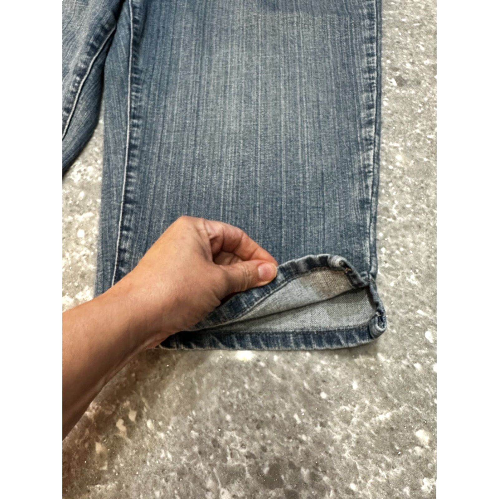 Vintage Cato Jeans Capri Shorts Mid Rise 5-Pocket Blue Denim Womens Capris Capri 16 Medium Wash Flap Pockets Belt Loops Slit Vintage No Size 38" / US 16 / IT 52 - 6 Thumbnail