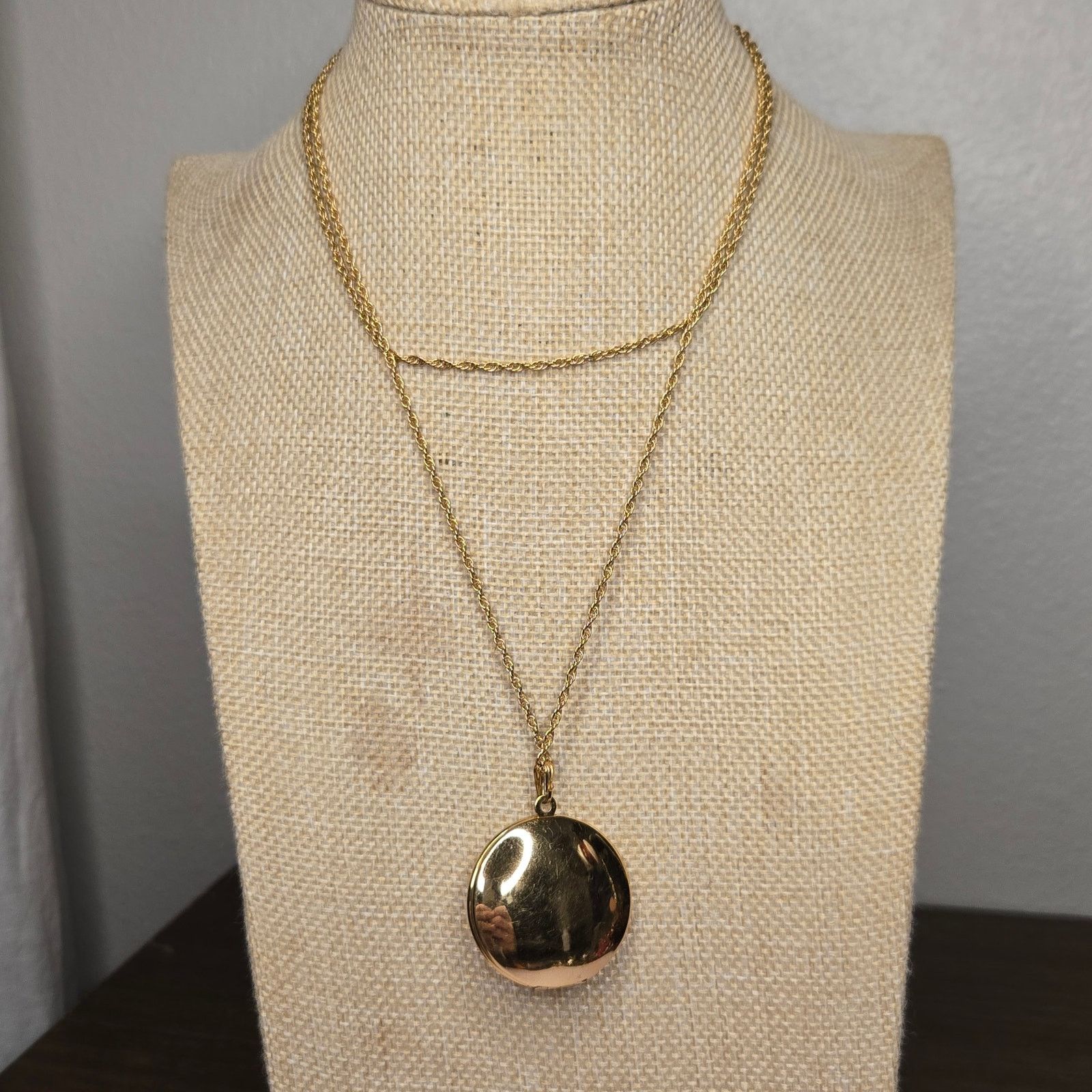 Vintage Vintage AVON VictorianLocket Necklace Courting Couple Ring Size ONE SIZE - 10 Thumbnail