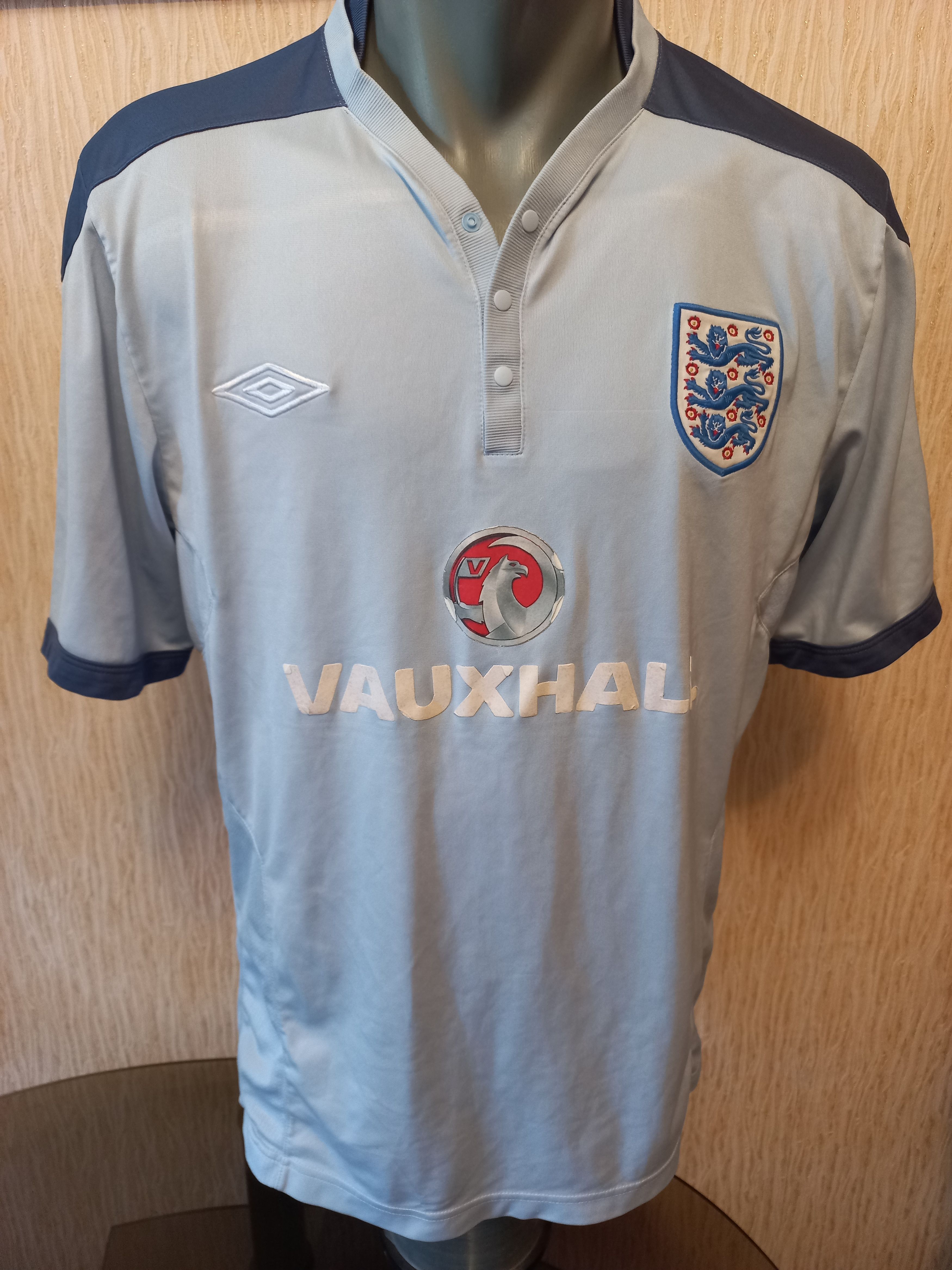 Umbro Umbro England 2010/2011 training shirt (Size L/XL) Size US XL / EU 56 / 4 - 1 Thumbnail