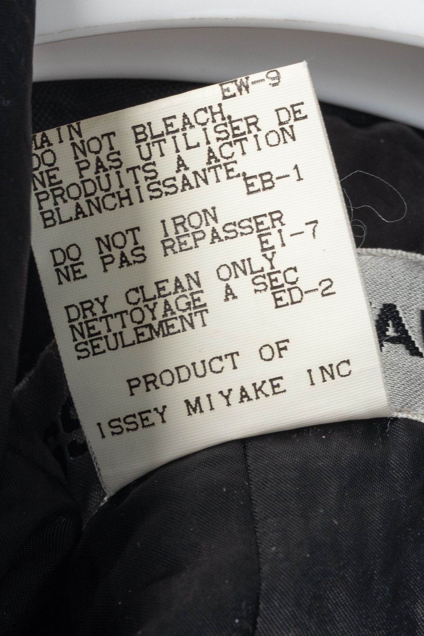 Issey Miyake Issey Miyake AW95 Black Twill & Satin Padded Blazer Size S / US 4 / IT 40 - 10 Thumbnail