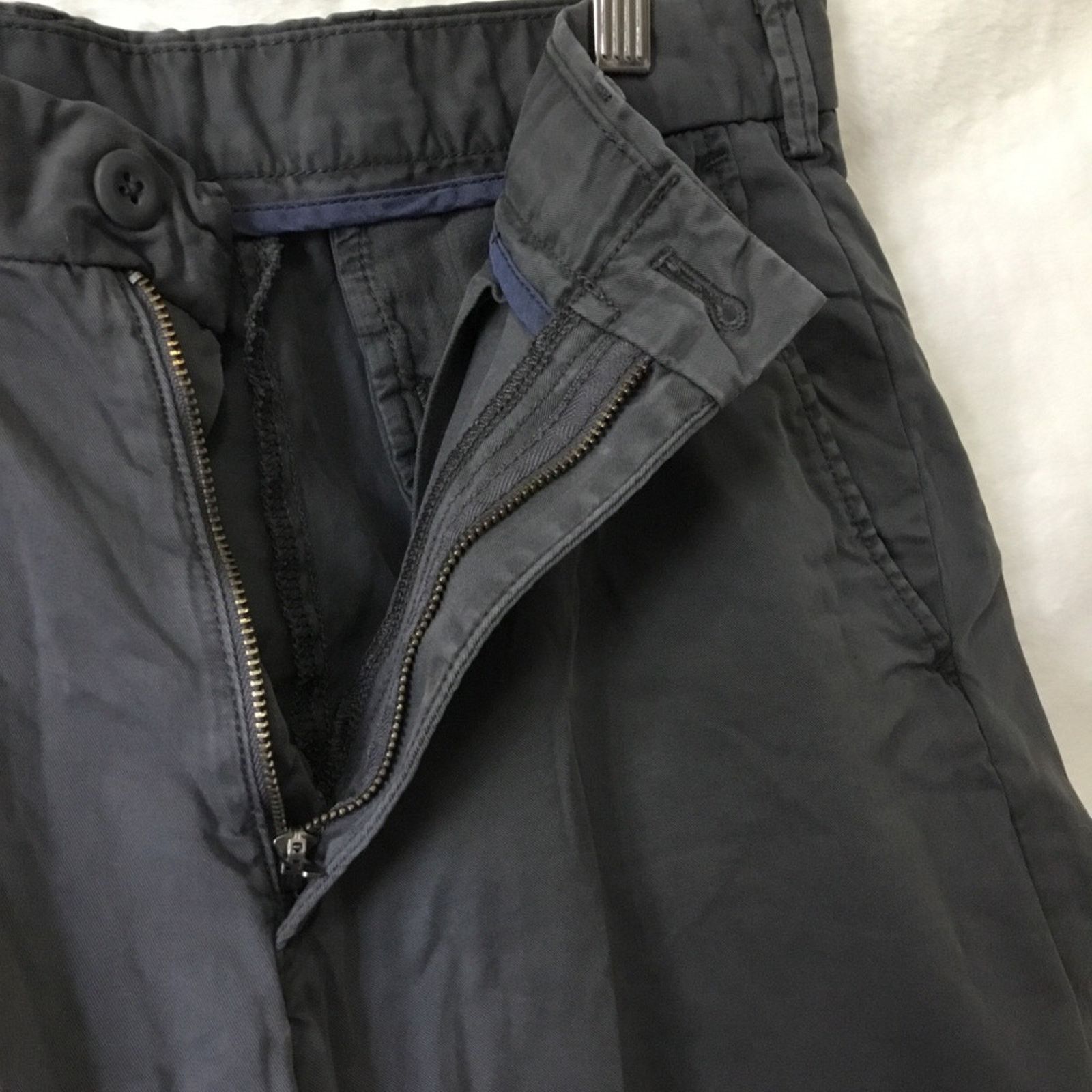 Uniqlo Uniqlo Men's Charcoal Gray Flat-Front Shorts Size US 28 / EU 44 - 4 Thumbnail