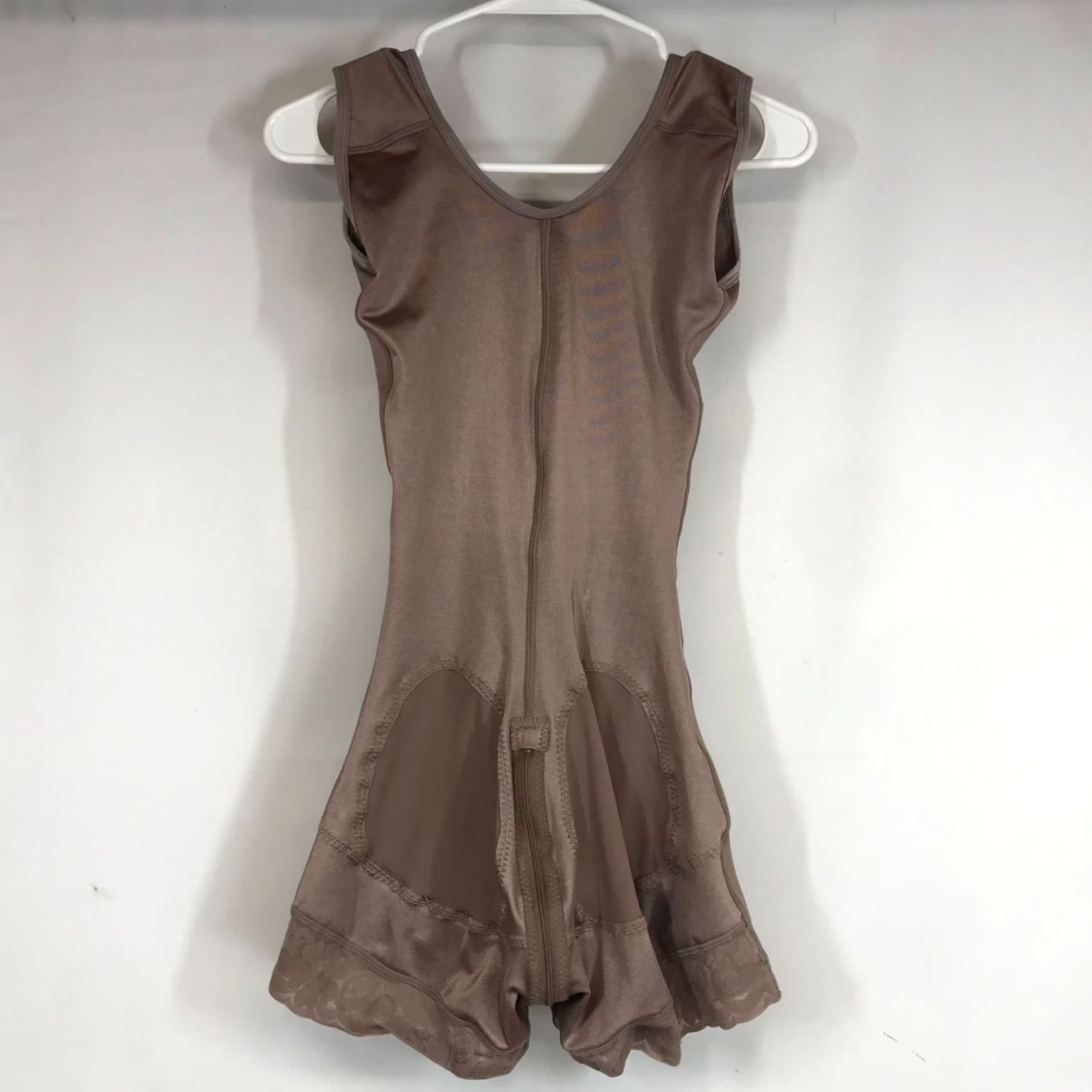 Vintage NEBULA WOMEN'S S BEIGE ROUND NECK SLEEVELESS ABDOMINAL COMPRESSION SHORTS SHORTS Small Women Beige N/A Size 28" / US 6 / IT 42 - 4 Thumbnail