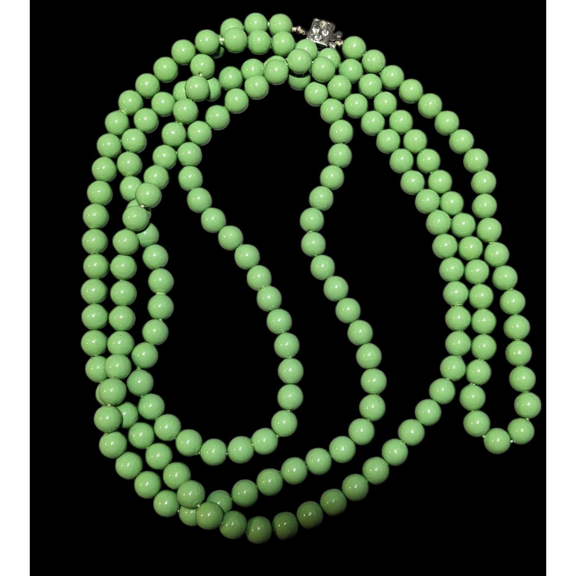 Other Vintage Pea Green Lightweight Beaded Opera Necklace Size ONE SIZE - 1 Thumbnail