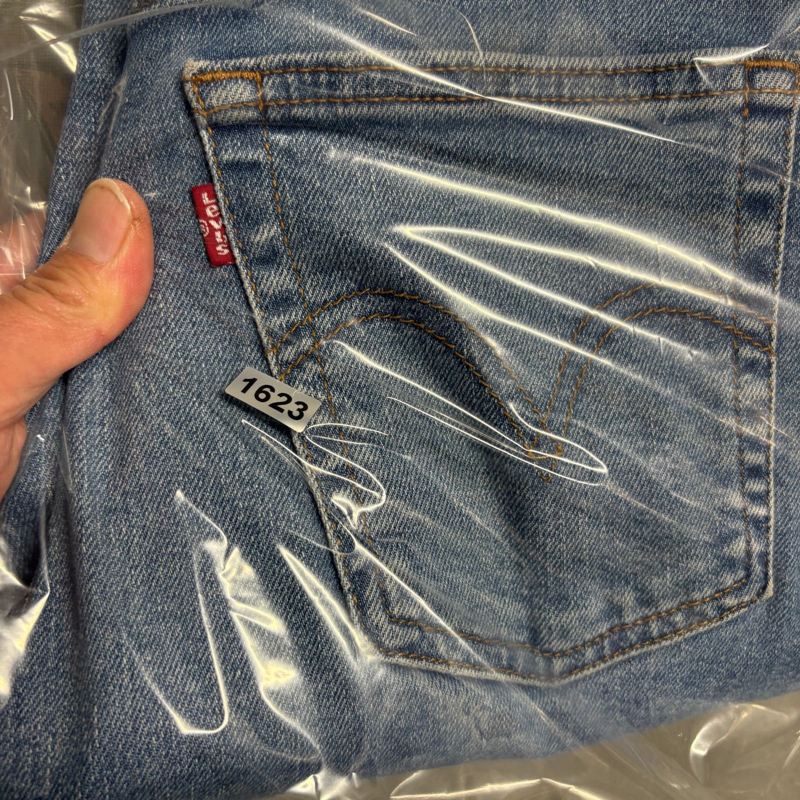 Levi's Levi’s Wedgie Straight Jeans Size 27 Medium Wash Button Fly Size 27" / US 4 / IT 40 - 13 Thumbnail