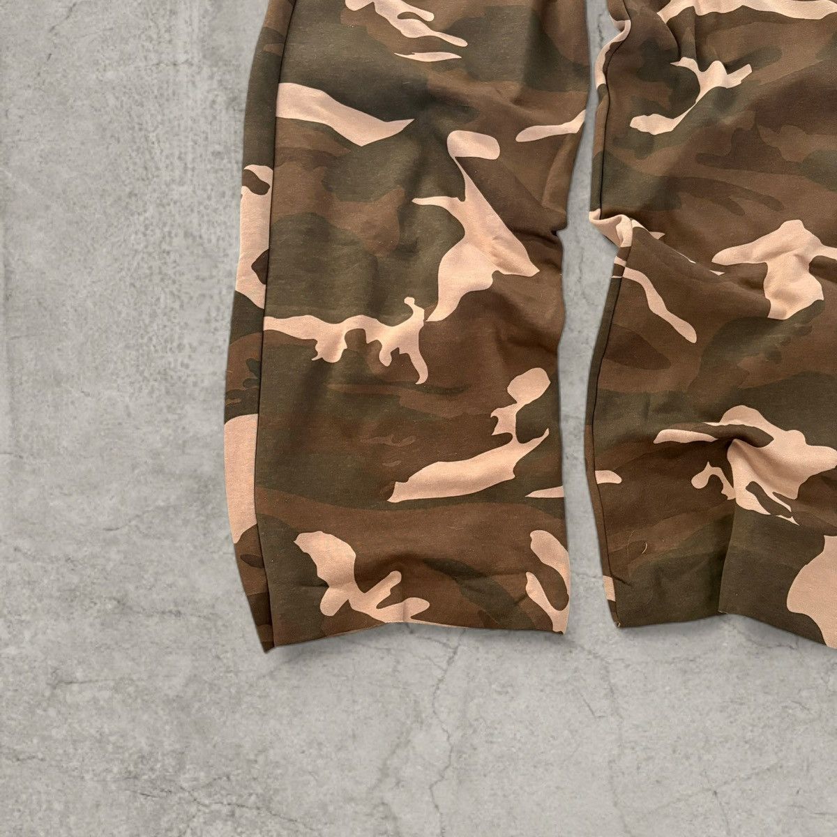 Japanese Brand Incredible baggy wide leg Korean joggers in camo. Size S/M Size US 32 / EU 48 - 2 Thumbnail