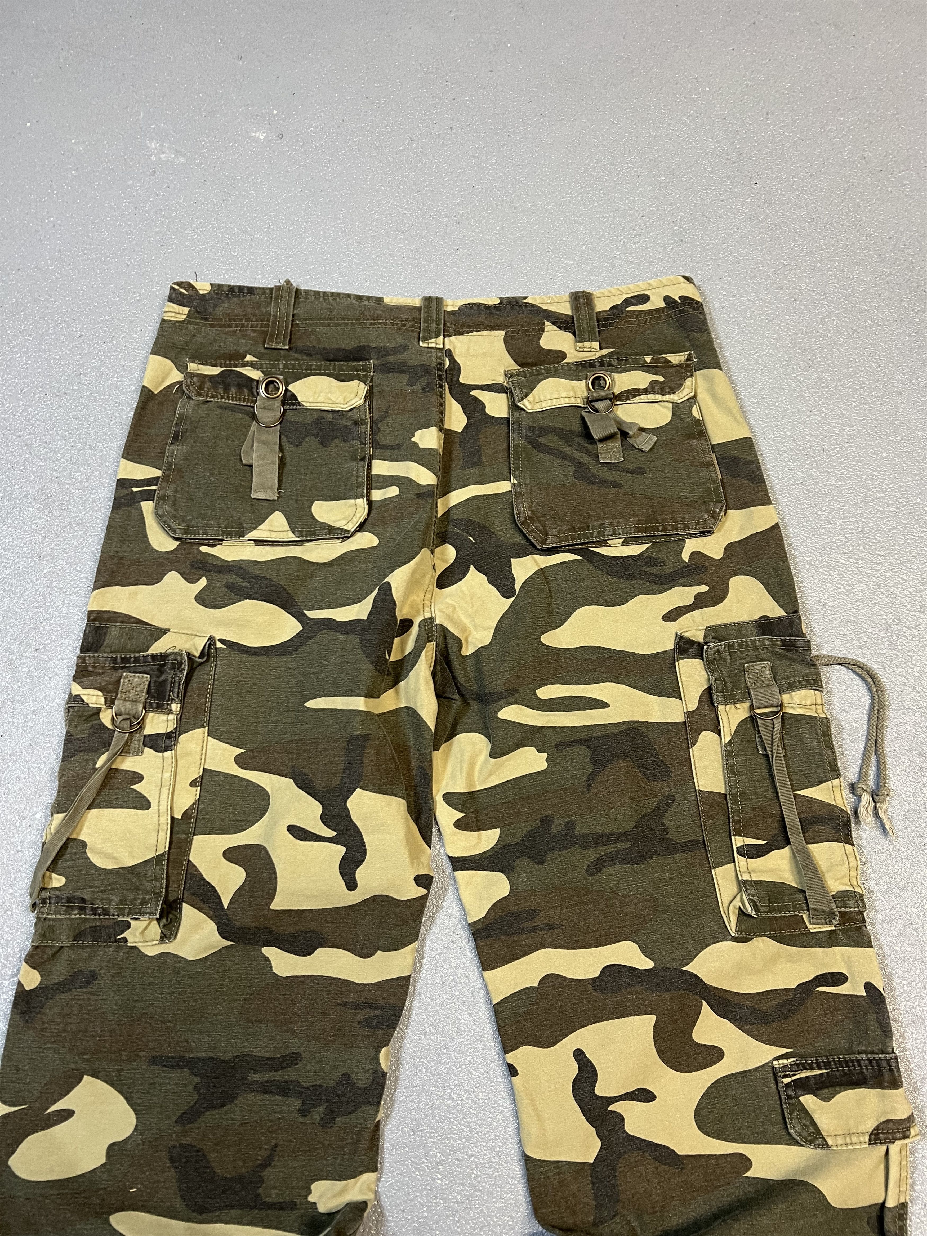 Japanese Brand Vintage baggy wide-leg camouflage multi-pocket cargo pants. Size US 36 / EU 52 - 5 Thumbnail
