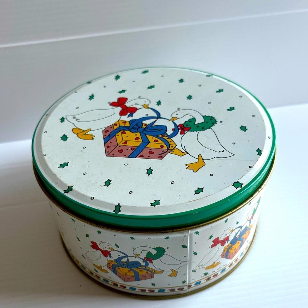 Designer Round Christmas Goose Tin Can Size ONE SIZE - 1 Thumbnail
