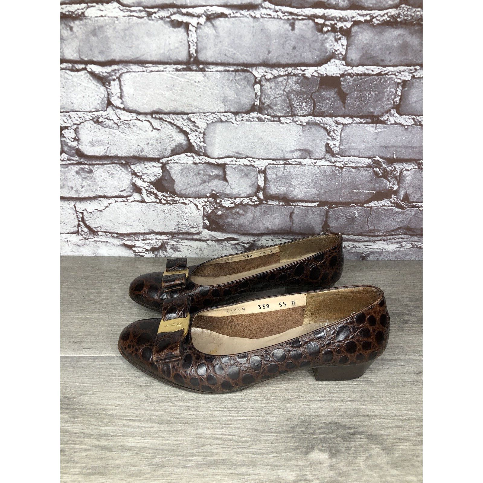 Salvatore Ferragamo Salvatore Ferragamo Vara Brown Leather Croc Embossed Bow Hee Size US 5.5 / IT 35.5 - 19 Thumbnail