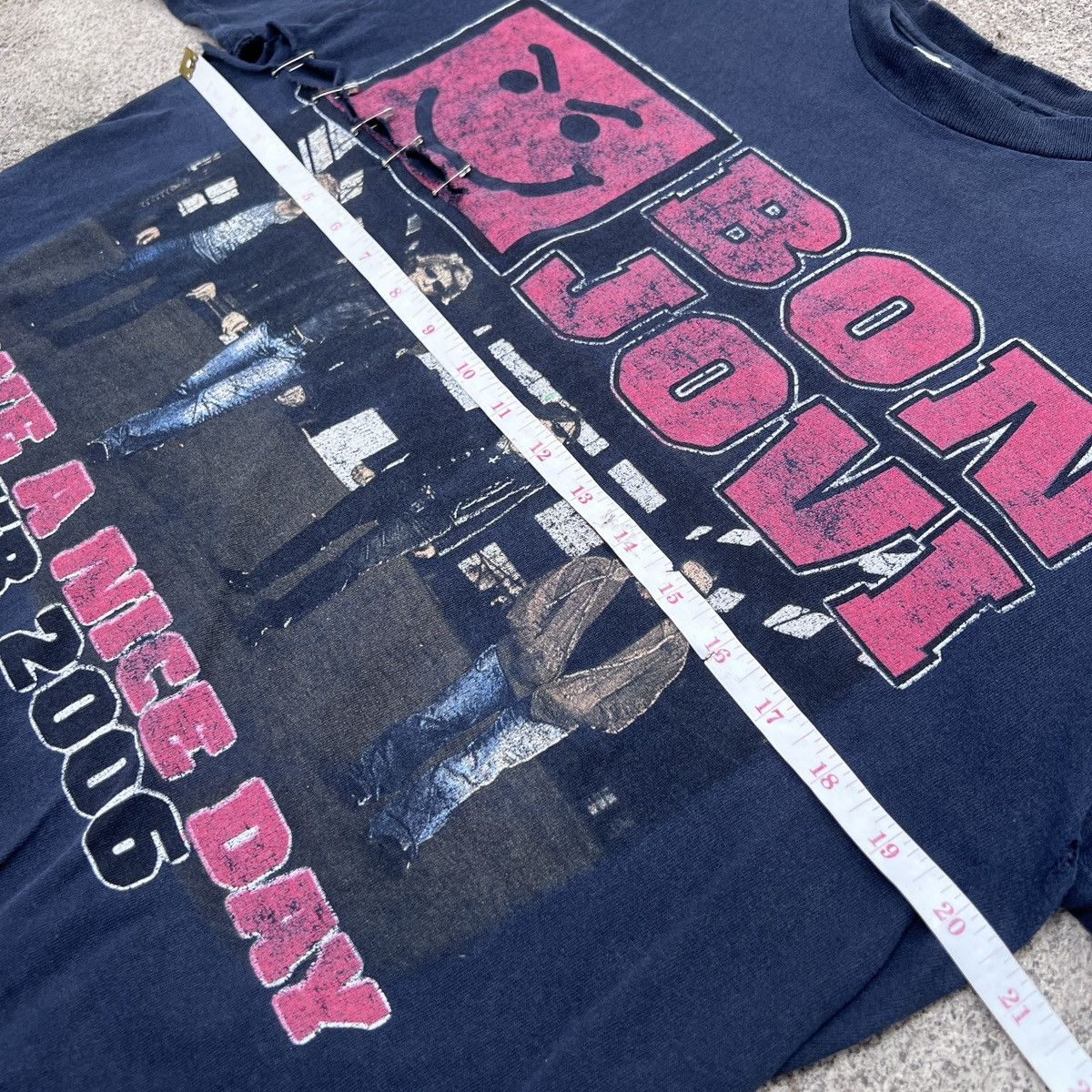 Band Tees Vintage Y2K Bon Jovi Tour Tee Distressed Thrashed Faded Size US L / EU 52-54 / 3 - 16 Thumbnail