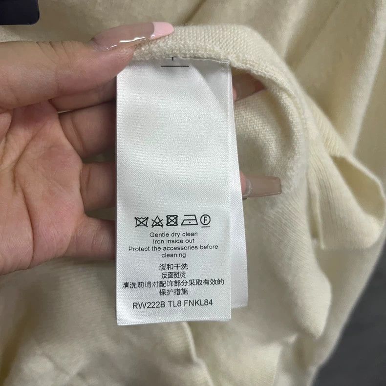 Louis Vuitton Louis Vuitton White solid V-neck pullover knit long-sleeve Size S / US 4 / IT 40 - 5 Thumbnail