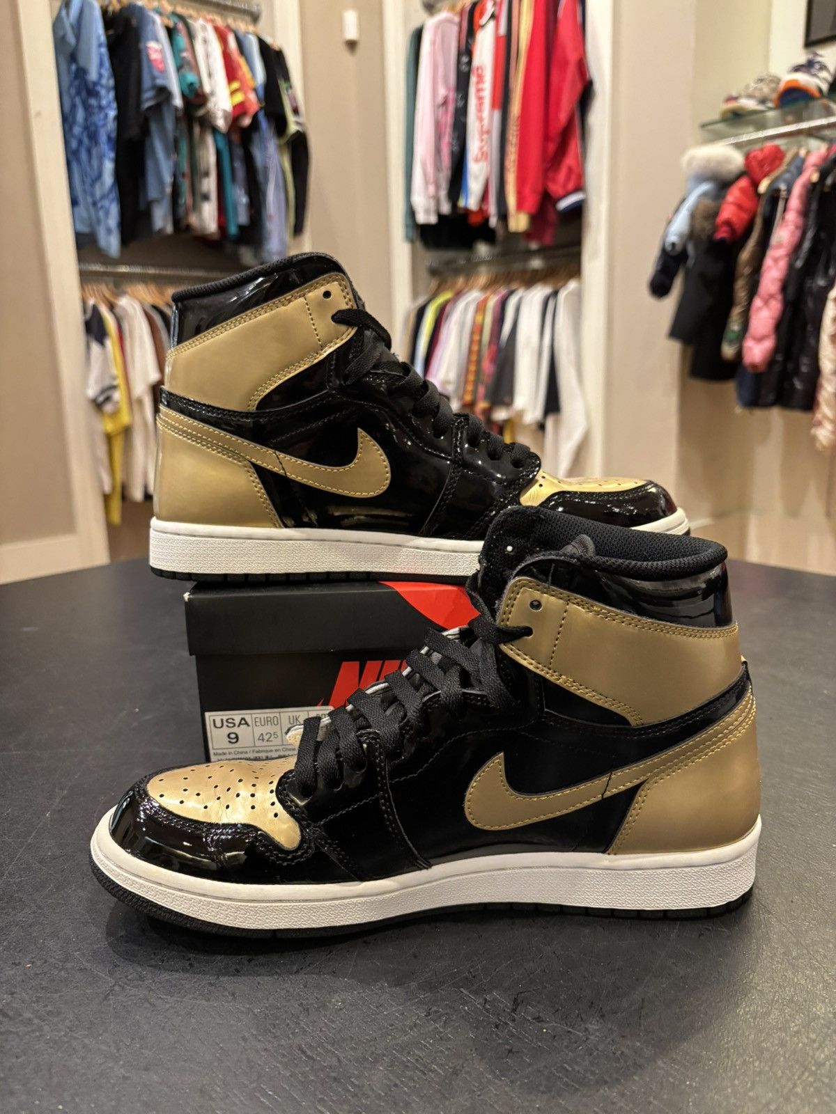 Jordan Brand Jordan 1 Retro ‘Gold Top 3’ Size US 9 / EU 42 - 2 Thumbnail