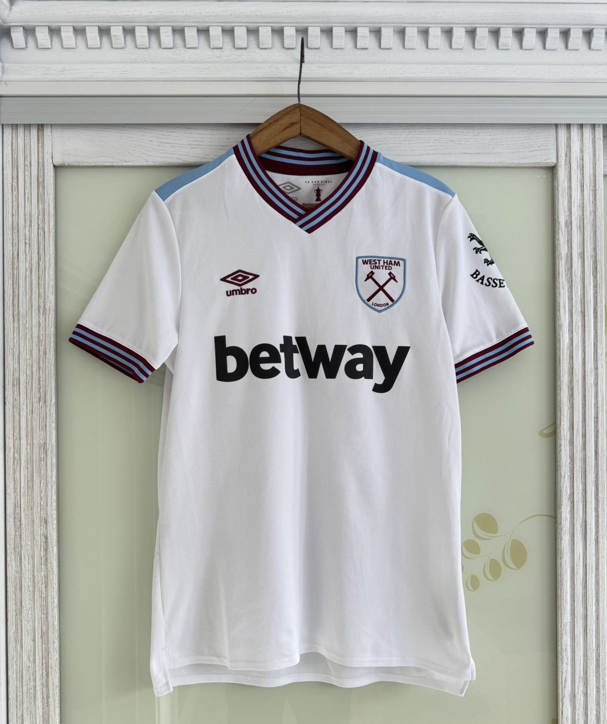 Umbro West Ham United 2019-2020 Away Soccer Jersey Football Shirt Size US M / EU 48-50 / 2 - 1 Thumbnail