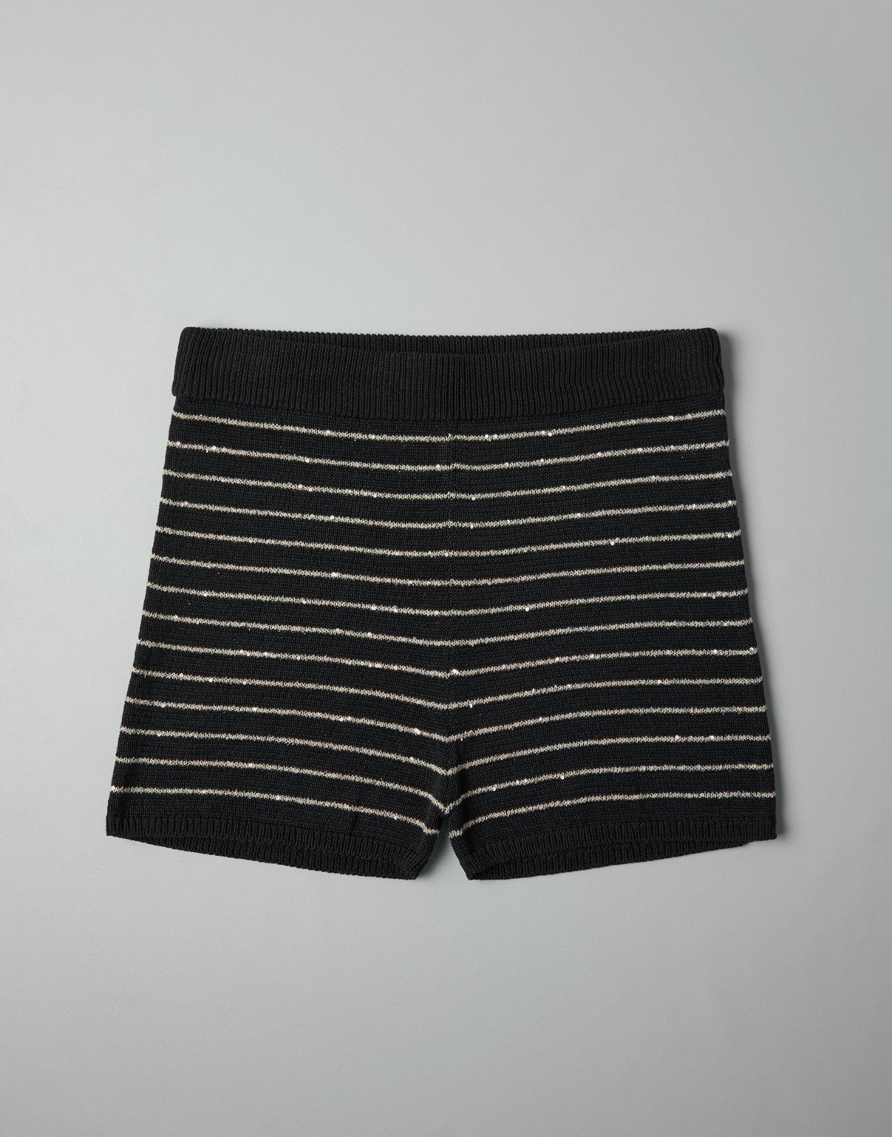 o1la1rc1a0525 Bermuda Short in Black & White