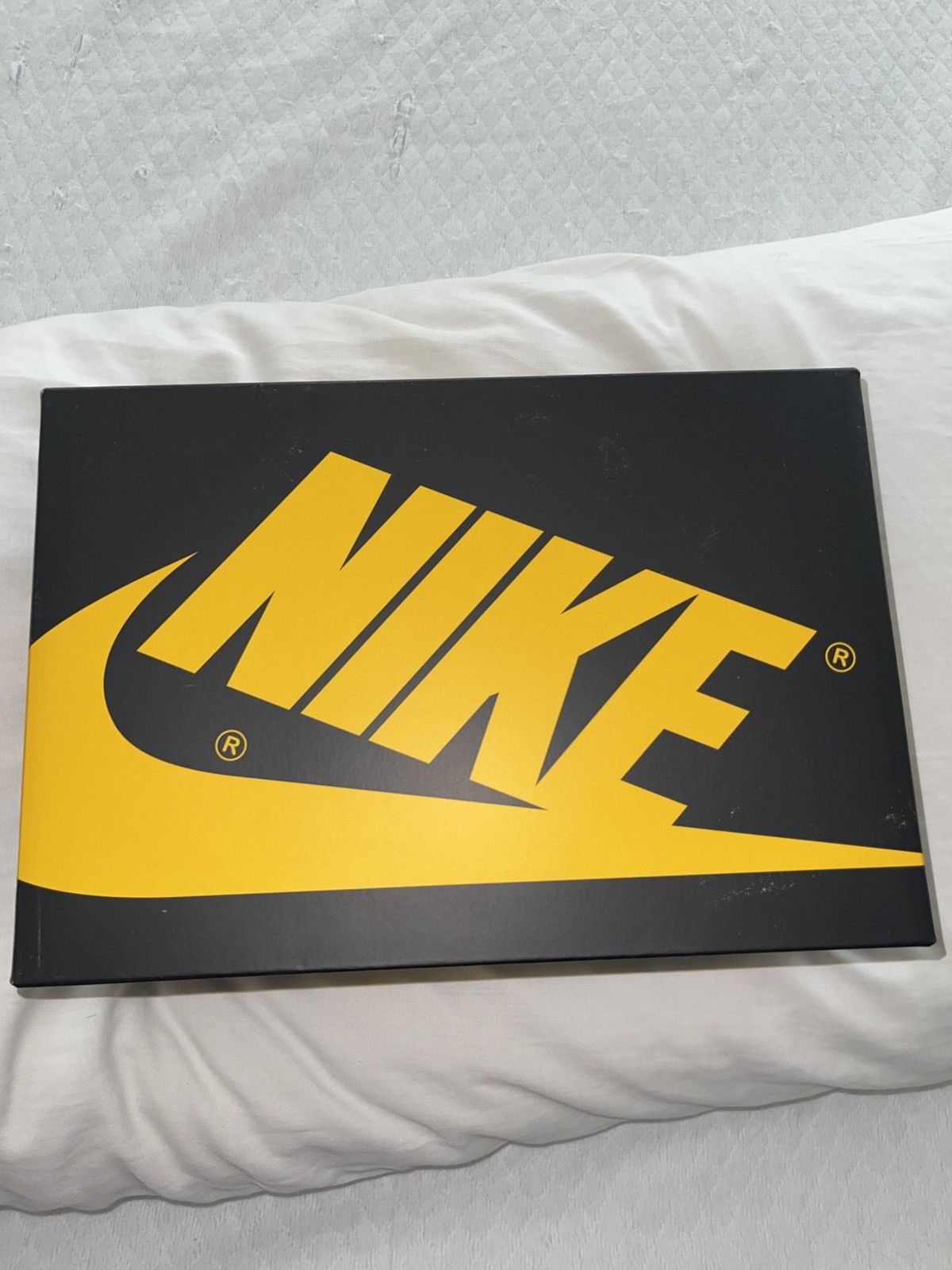 Jordan Brand Nike Air Jordan Retro OG pollen size 7Y or women’s 8 Size US 7 / EU 40 - 7 Thumbnail