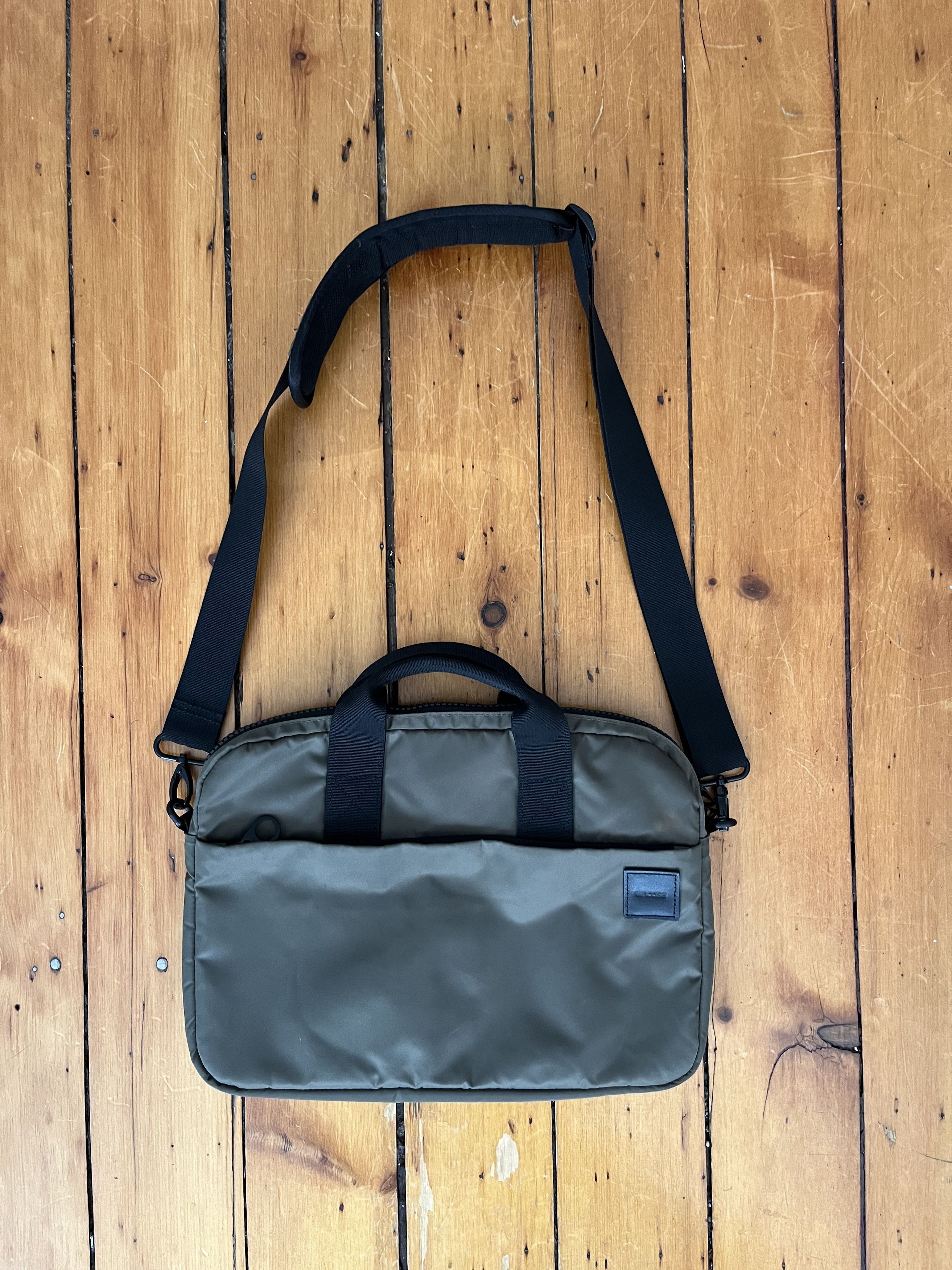 Incase Compass Brief 13-inch Laptop Shoulder Bag Size ONE SIZE - 1 Thumbnail