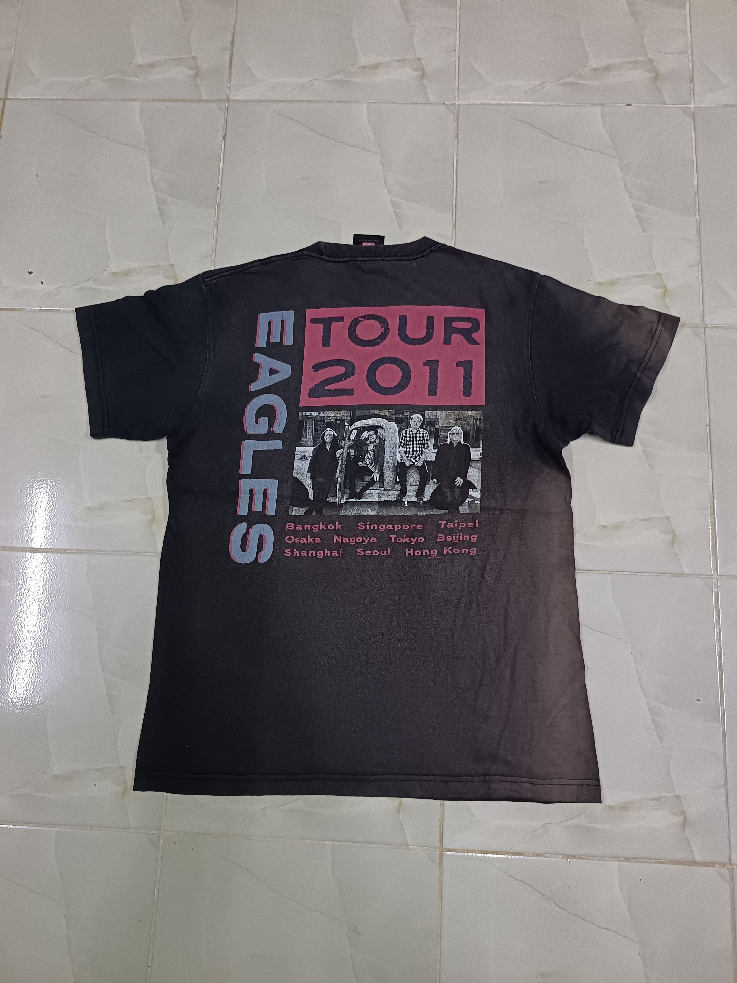 Band Tees Vintage Eagles Tour 2011' Tour Asia Faded Shirt Tee Size US M / EU 48-50 / 2 - 4 Thumbnail