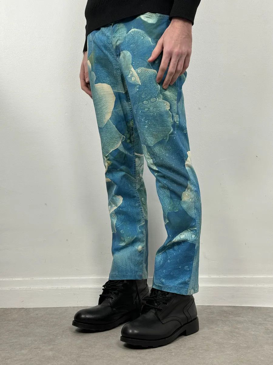 Roberto Cavalli 2000s Roberto Cavalli Blue Wet Leaves Print Pants Size 26" / US 2 / IT 38 - 4 Thumbnail