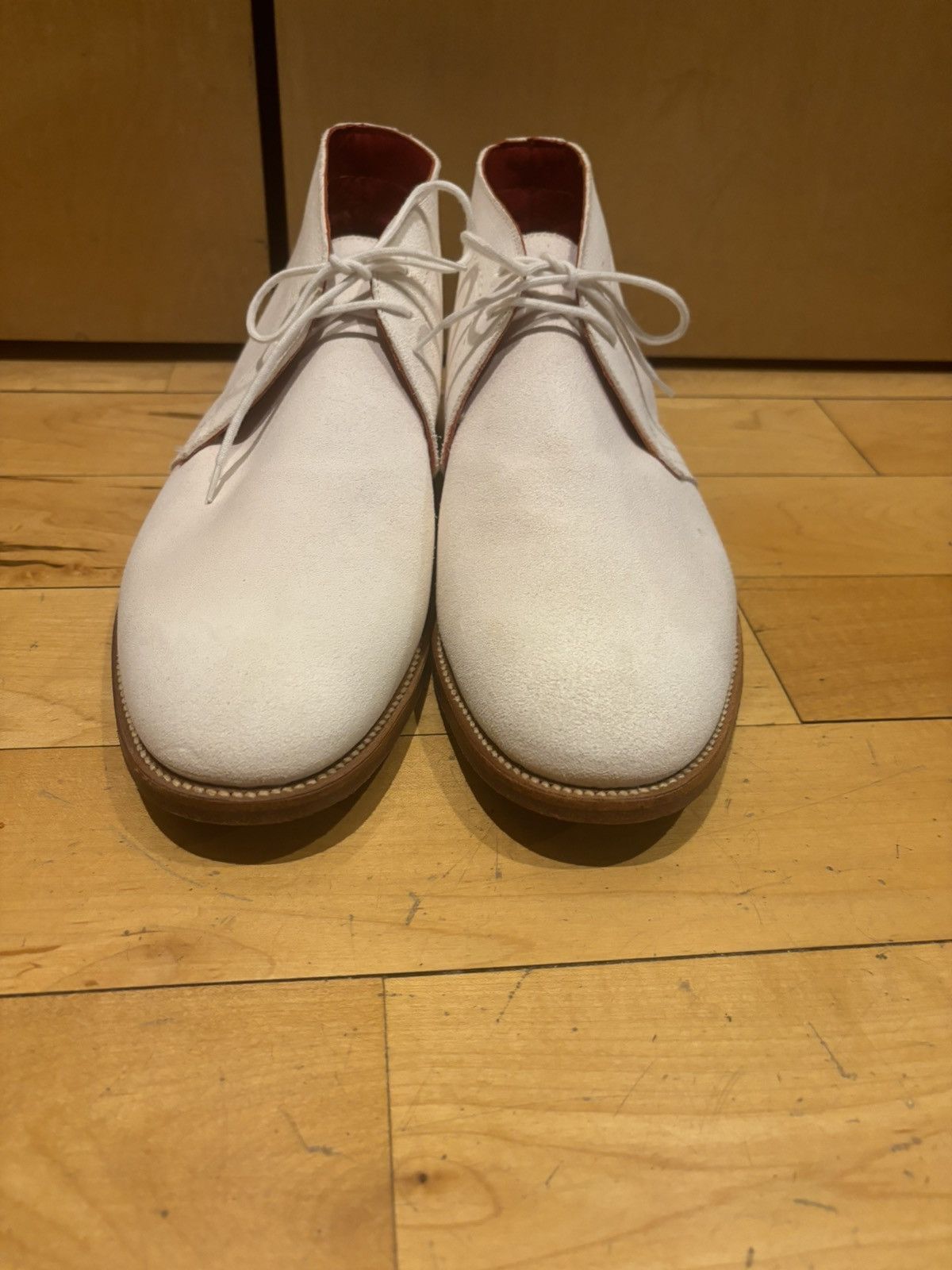 Tricker's TRICKERS white suede chukka boot red interior 10.5 chelsea Size US 10.5 / EU 43-44 - 6 Thumbnail