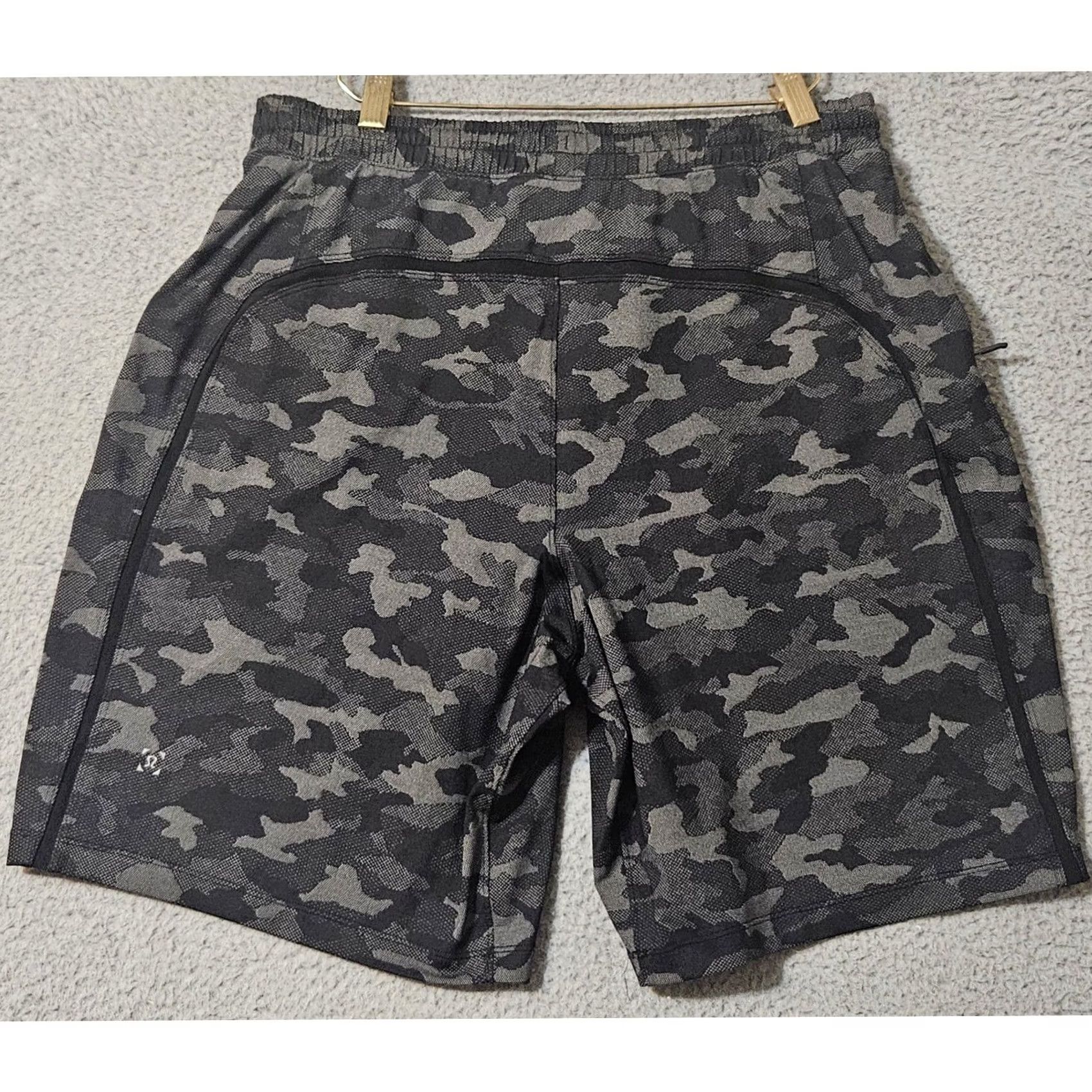 Lululemon Lululemon Pace Breaker Lined Shorts Mens Size Large Black Gray Camo 9 Size US 33 - 2 Thumbnail