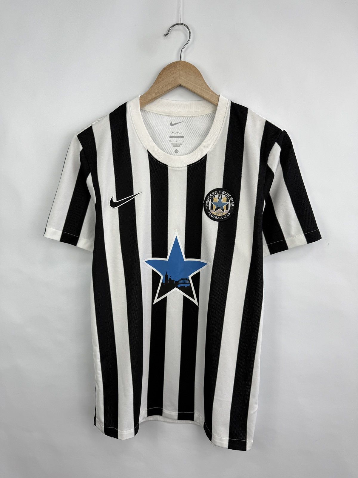 Nike 🏴󠁧󠁢󠁥󠁮󠁧󠁿 Nike 2018 NewCastle United Blue Star Shirt Football Jersey Size US M / EU 48-50 / 2 - 3 Thumbnail