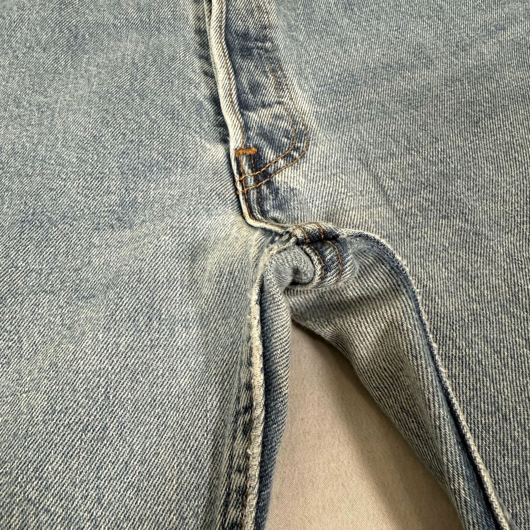 Levi's VINTAGE Levi's 501 Jeans Mens 34x32 Blue Light Wash Denim Straight 5-Pocket Button Fly 90s Size US 34 / EU 50 - 4 Thumbnail
