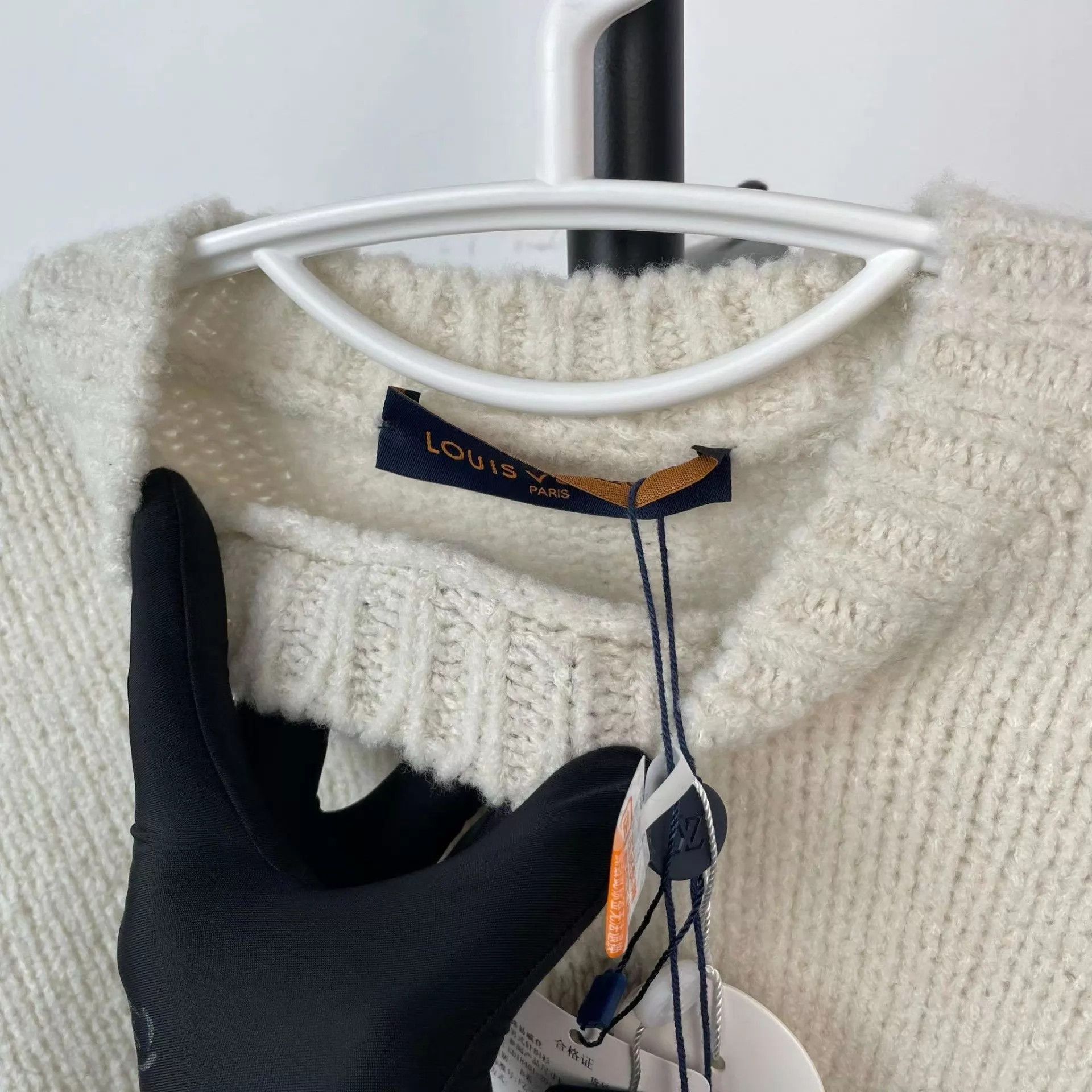 Louis Vuitton LV big logo white cashmere sweatshirt new with tags Size US XS / EU 42 / 0 - 9 Thumbnail