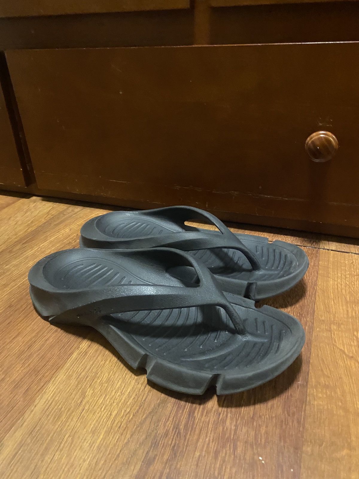 サンダル BALENCIAGA FW25 THONG TPU BALEN LOG (812925 W1TAA1090) Balenciaga Official Online Boutique US