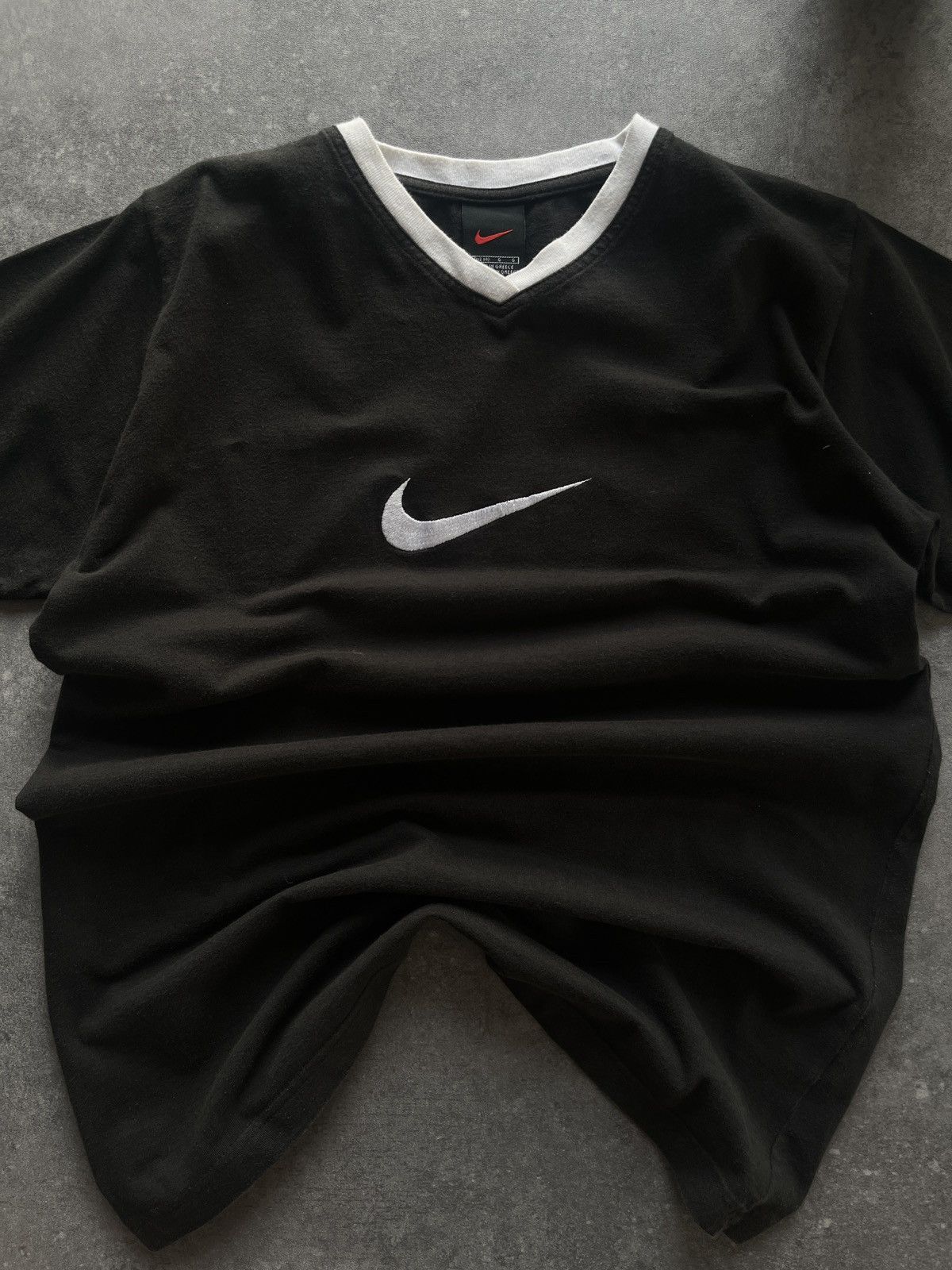 Nike Vintage NIKE 90s Central Swoosh T-shirt Y2K USA Size US S / EU 44-46 / 1 - 4 Thumbnail
