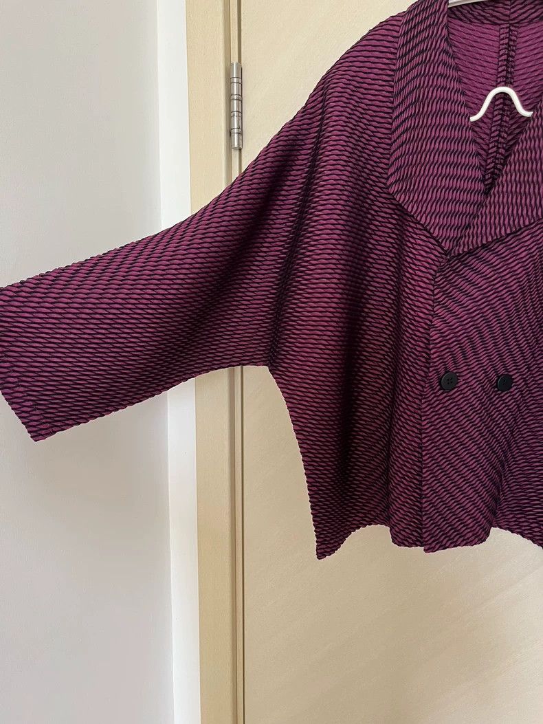 Issey Miyake Issey Miyake size:2 Purple-black fish-scale coat Size XS / US 0-2 / IT 36-38 - 2 Thumbnail