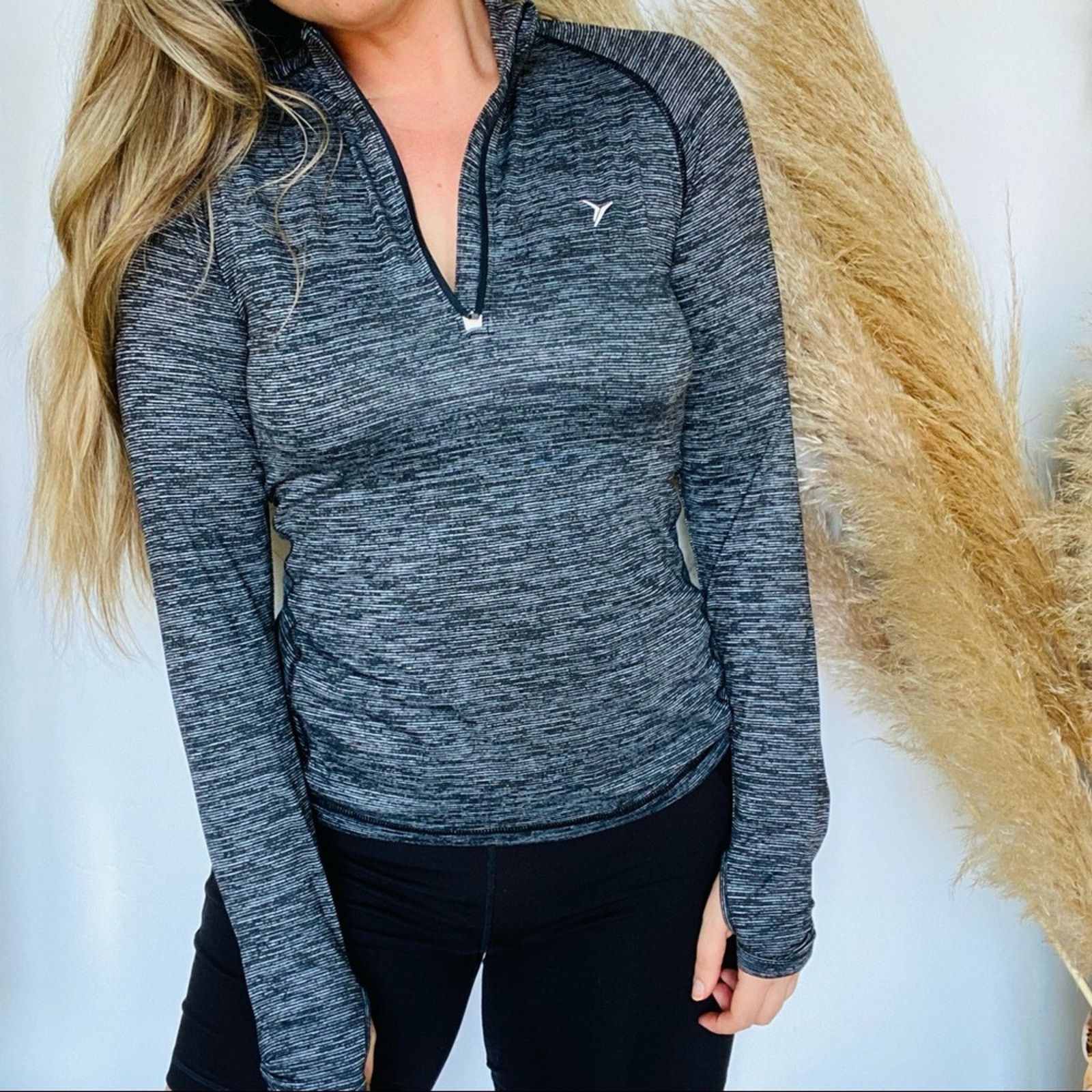 Old Navy OLD NAVY ACTIVE White Grey Stripe Long Sleeve Zip Sweater Size S / US 4 / IT 40 - 3 Thumbnail