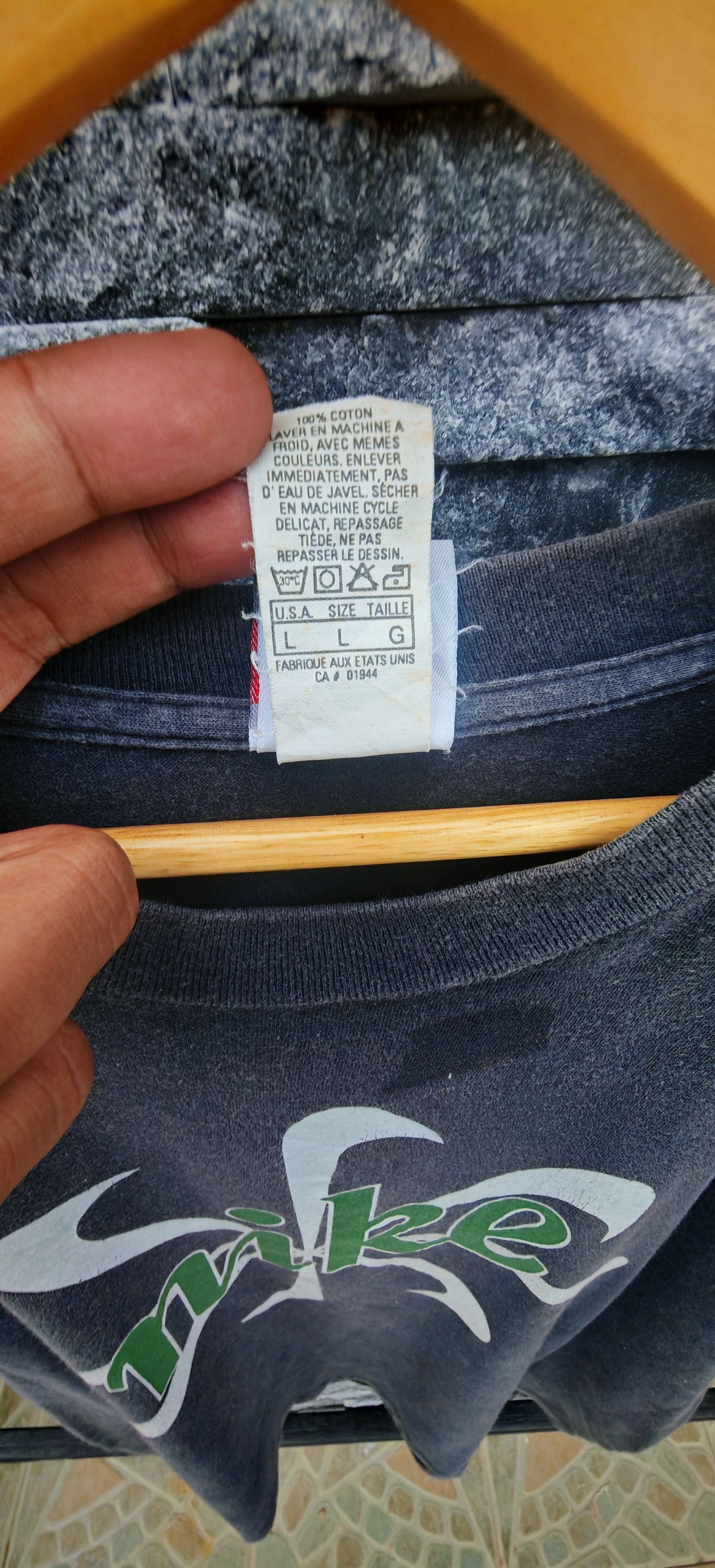 Nike Nike vintage 90s made in USA sun-faded starburst graphic tee Size US L / EU 52-54 / 3 - 6 Thumbnail