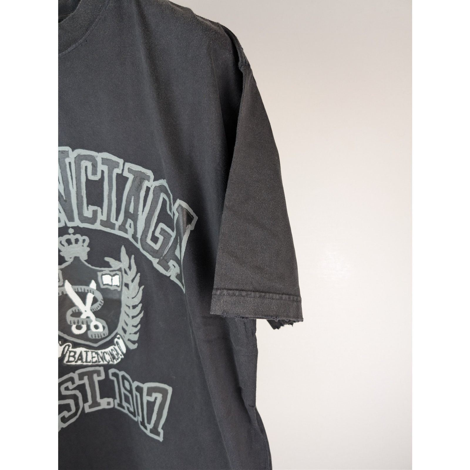 Balenciaga o1rshd1 Distressed DIY College Printed Cotton T-Shirt Black Size US S / EU 44-46 / 1 - 5 Thumbnail