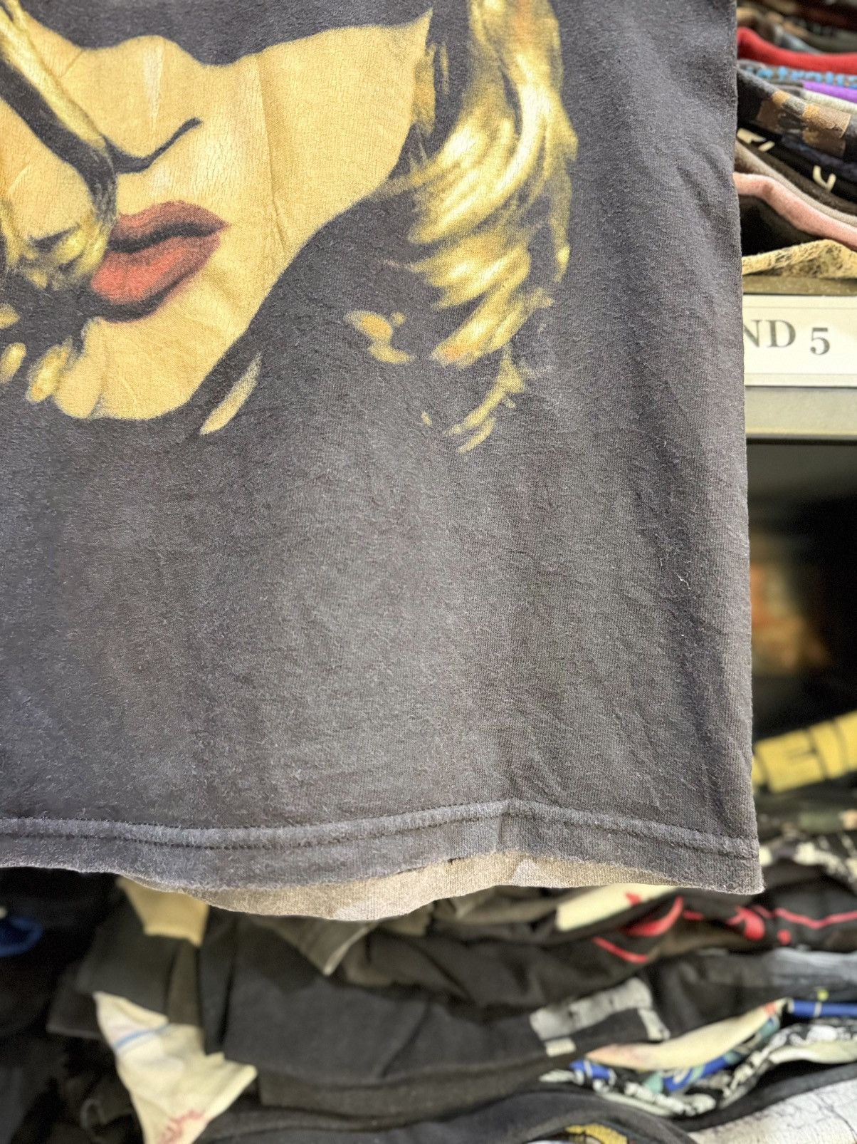 Band Tees Thrashed Vintage Modonna Signatures Network Sun Faded Tee Size US S / EU 44-46 / 1 - 5 Thumbnail