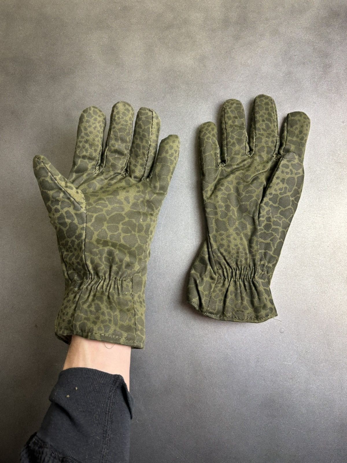 Vintage Vintage Polish Army Gloves Puma Camo Combat Reptile M93 Size ONE SIZE - 2 Thumbnail