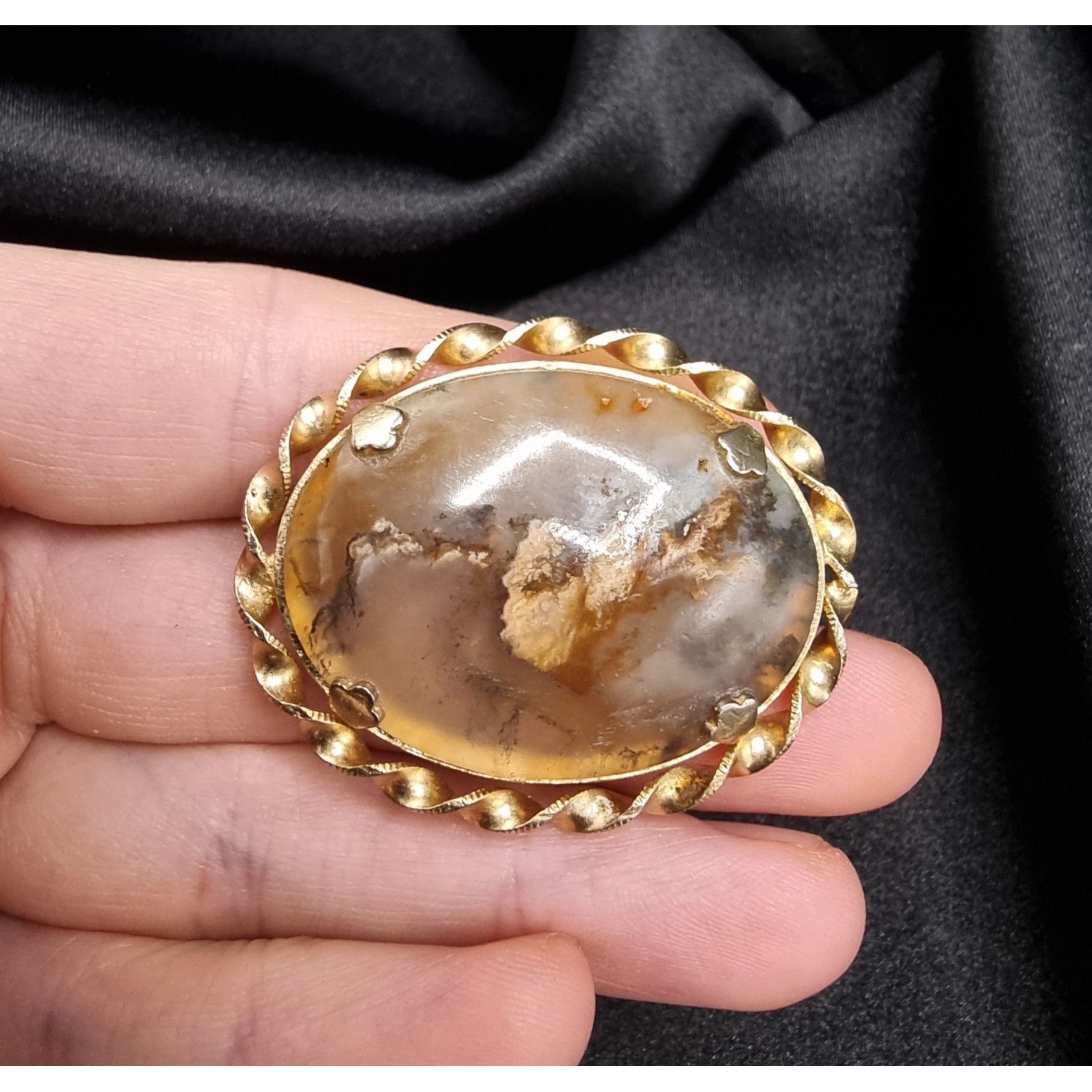 Vintage Rare Find Vintage 1930s-1940s Oval Gold Tone Brooch With Aga Size ONE SIZE - 5 Thumbnail