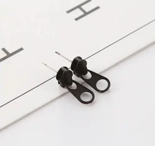 Sterling Silver Punk Metal Zipper Shape Studs Earring (1pairs） Size ONE SIZE - 1 Thumbnail