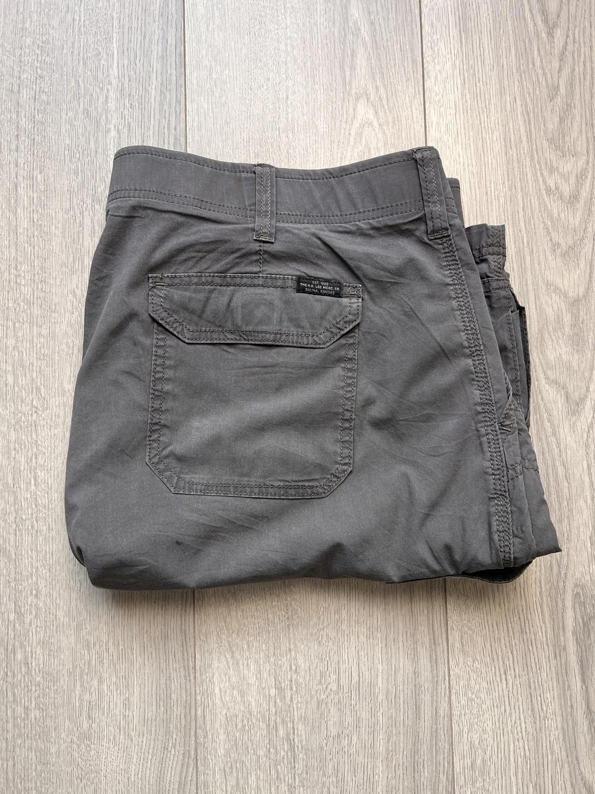 Lee Vintage‑style Lee Extreme Motion Cargo Shorts Size US 35 - 2 Thumbnail