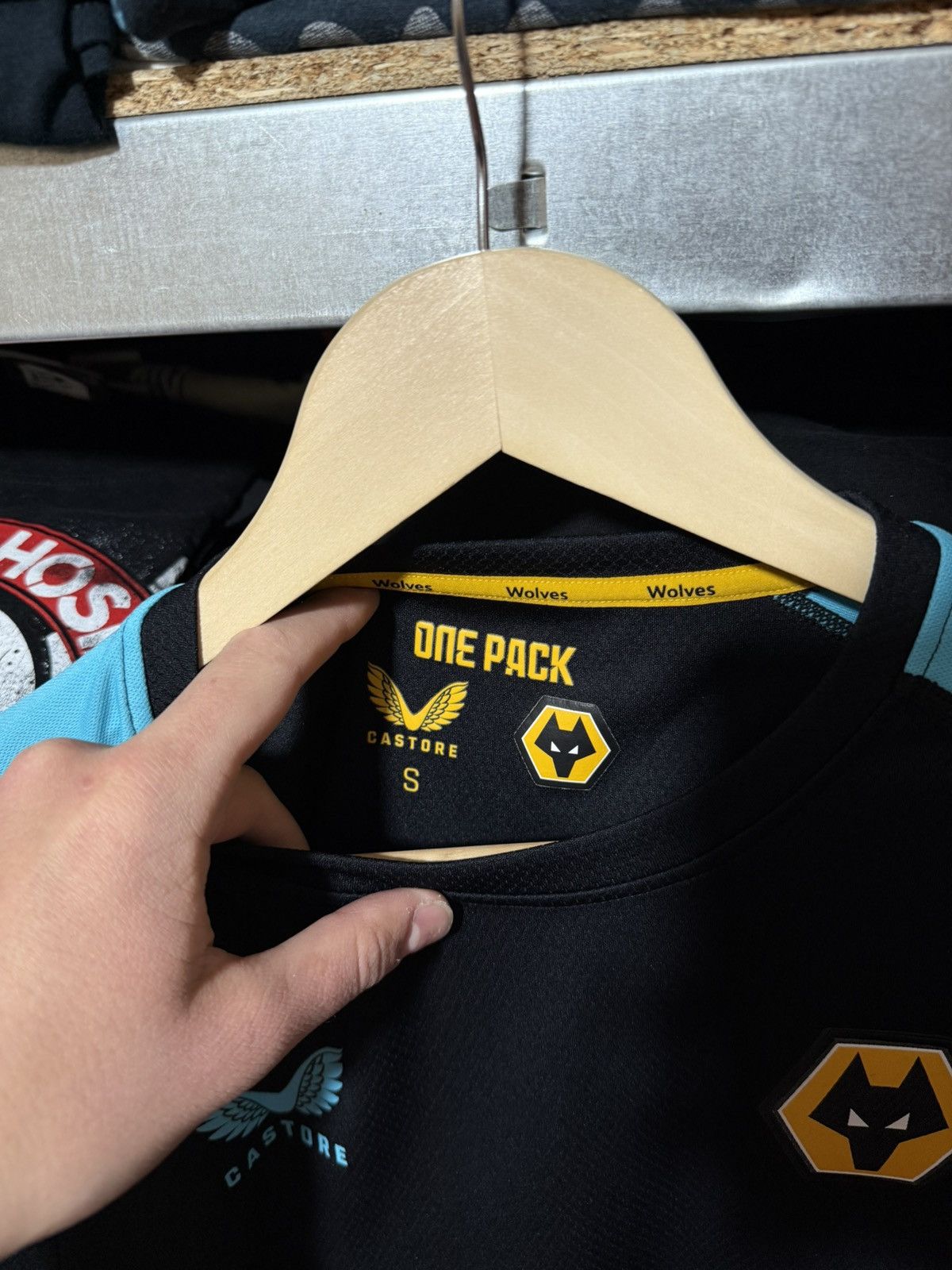 Castore WOLVERHAMPTON WANDERERS 2021 22 TRAINING JERSEY CASTORE Size US S / EU 44-46 / 1 - 4 Thumbnail