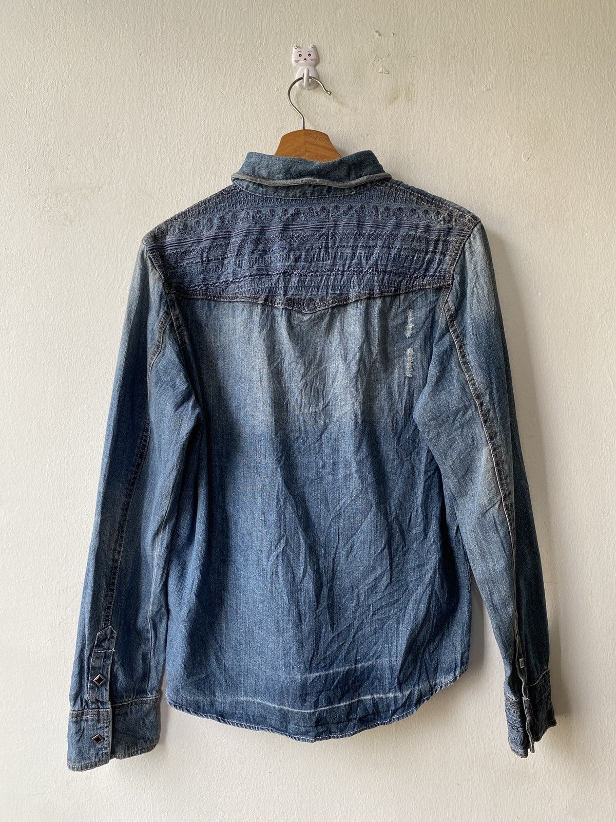 In The Attic × Japanese Brand In The Attic Japan Distressed Button Up Denim Shirt Size US M / EU 48-50 / 2 - 4 Thumbnail
