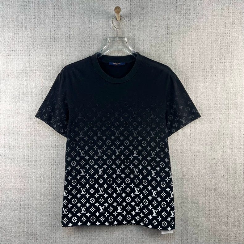 Louis Vuitton Louis Vuitton Full Logo printing gradient round neck short Size US M / EU 48-50 / 2 - 1 Thumbnail