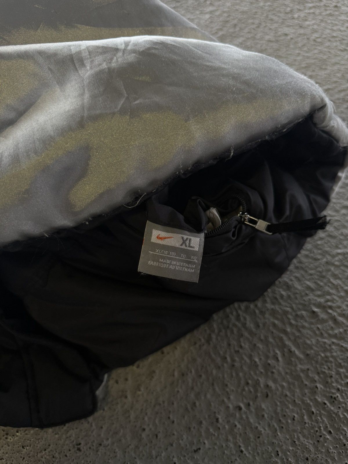 Nike VINTAGE 2000s NIKE PUFFER VEST REVERSIBLE BLACK & SILVER Size US M / EU 48-50 / 2 - 6 Thumbnail