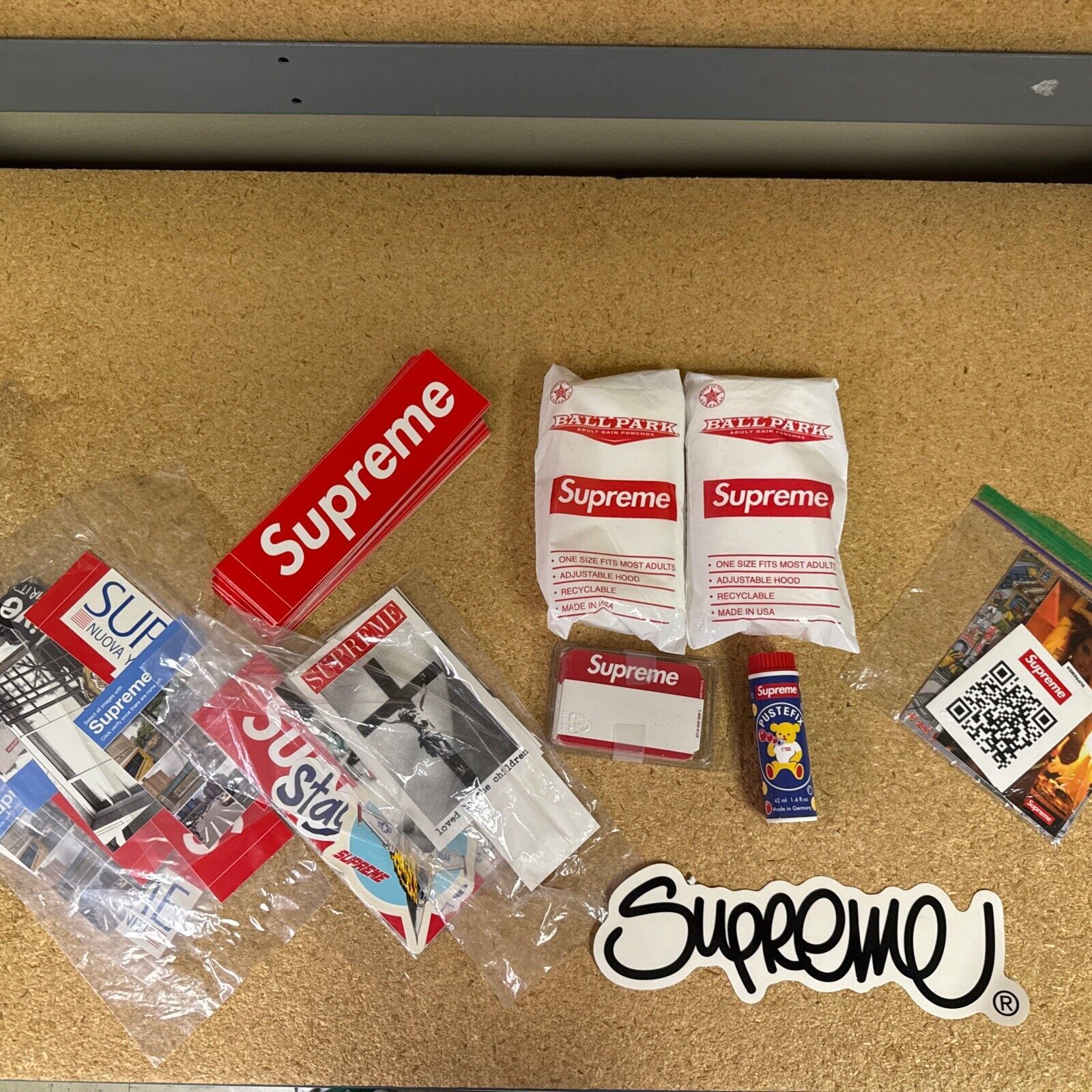 Supreme Supreme Sticker & Accessories 28 Box Logo, Bubbles, Ponchos Size ONE SIZE - 2 Thumbnail
