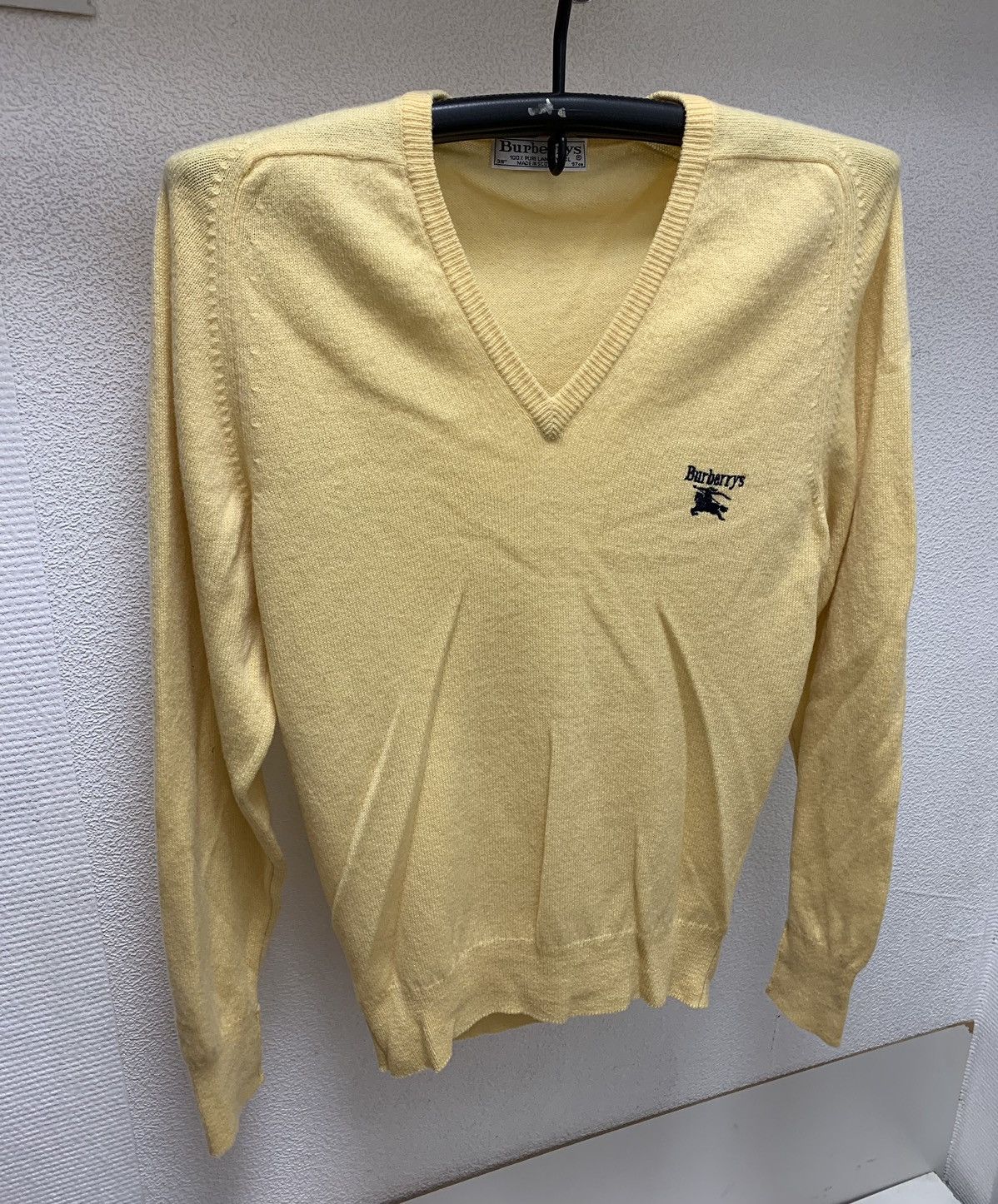 Burberry Burberrys vintage sweater V lambswool M sz yellow Size US M / EU 48-50 / 2 - 1 Thumbnail
