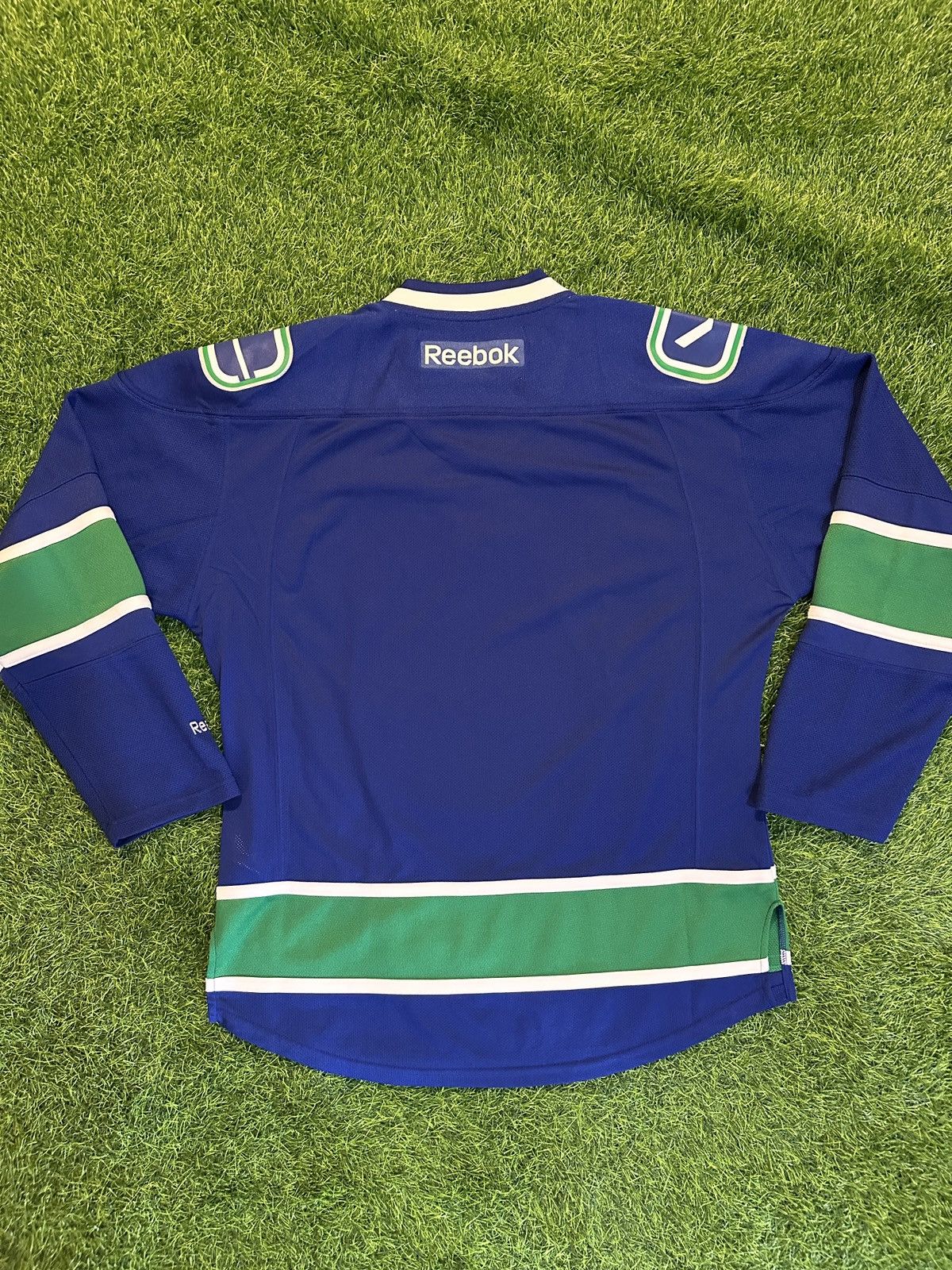 NHL Nhl vancouver canucks reebok jersey size M Size US M / EU 48-50 / 2 - 2 Thumbnail