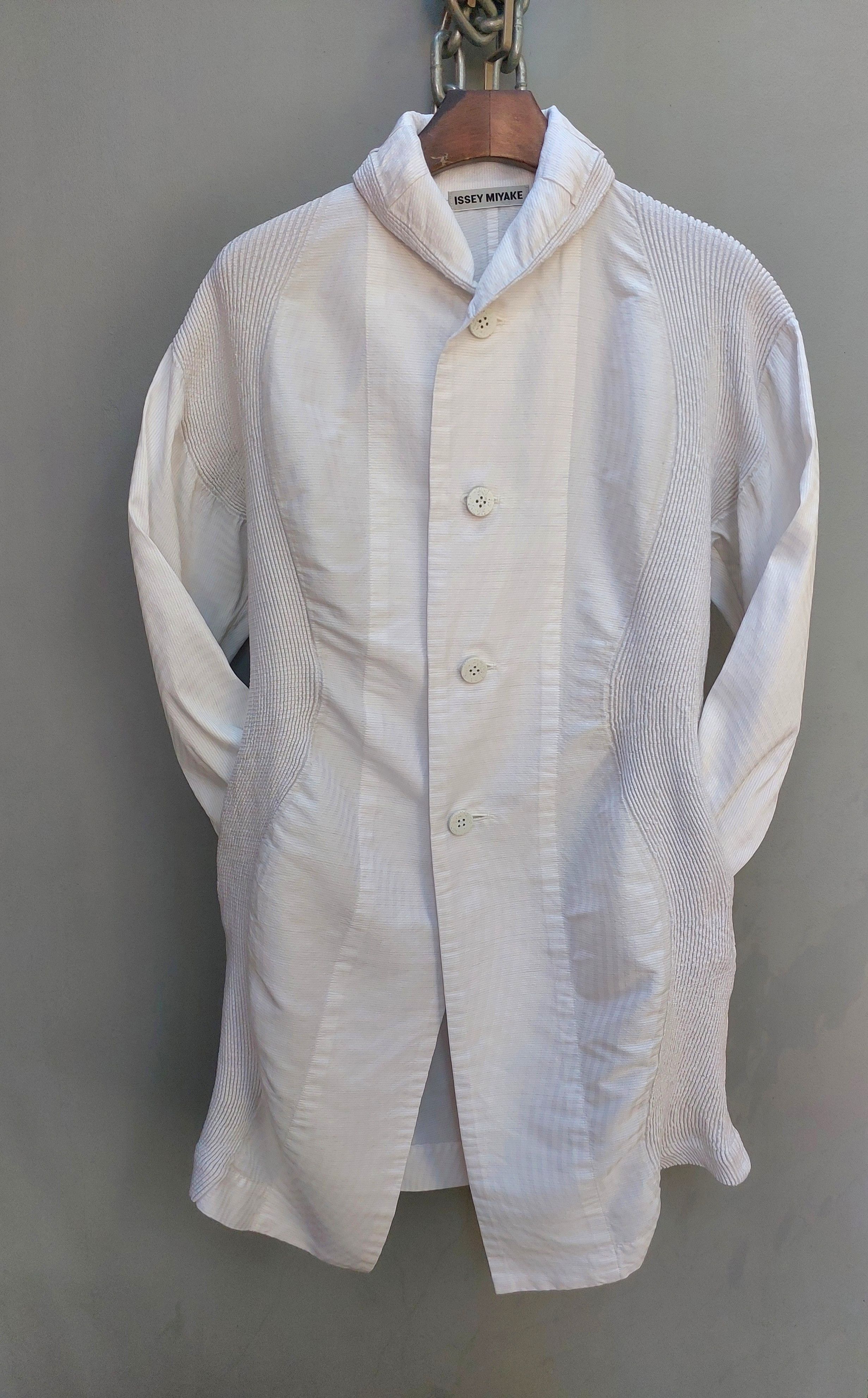 Issey Miyake Issey Miyake White Long Coat Size XS / US 0-2 / IT 36-38 - 1 Thumbnail