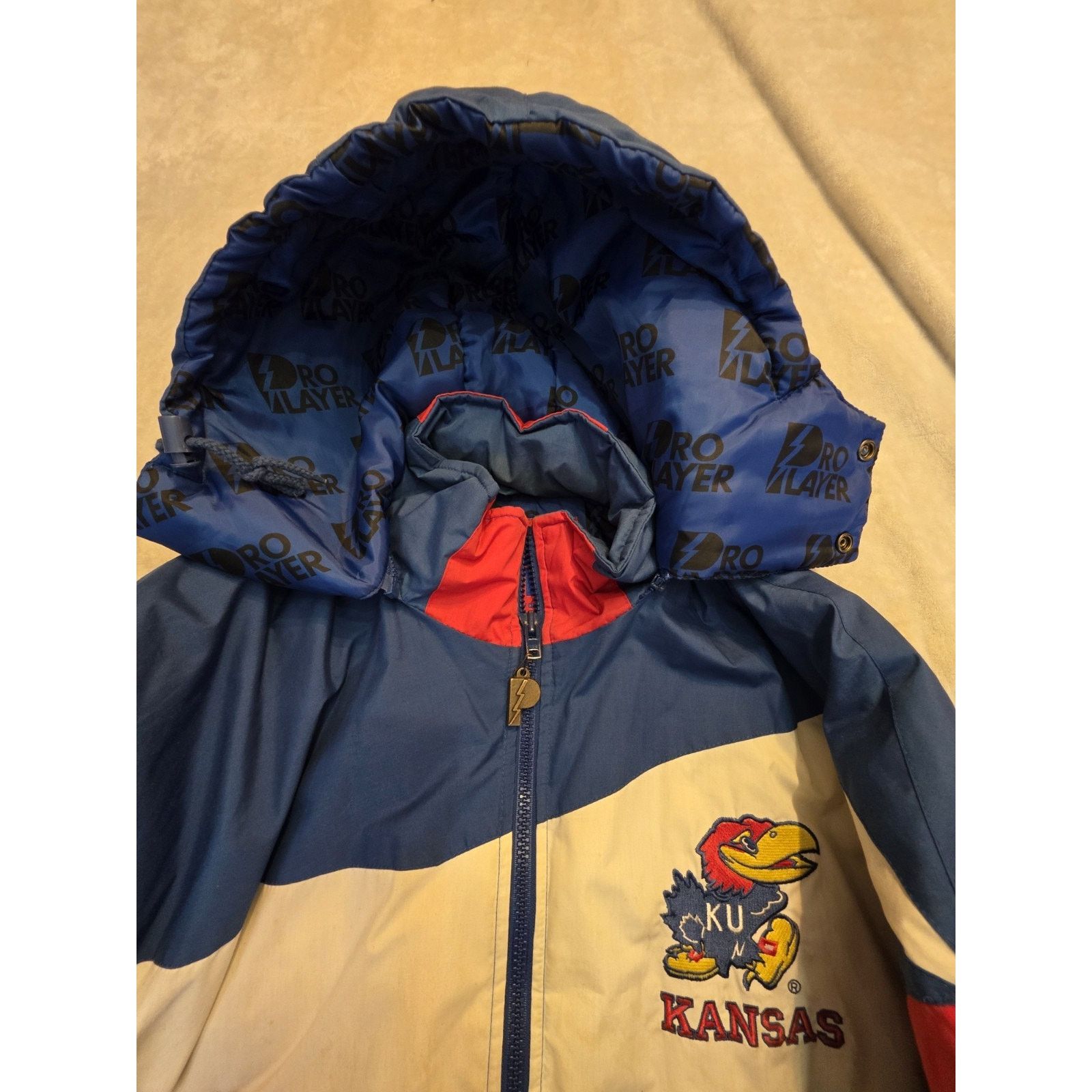 Other Kansas Jayhawks 90s PRO PLAYER puffer jacket XL blue red Size US XL / EU 56 / 4 - 6 Thumbnail