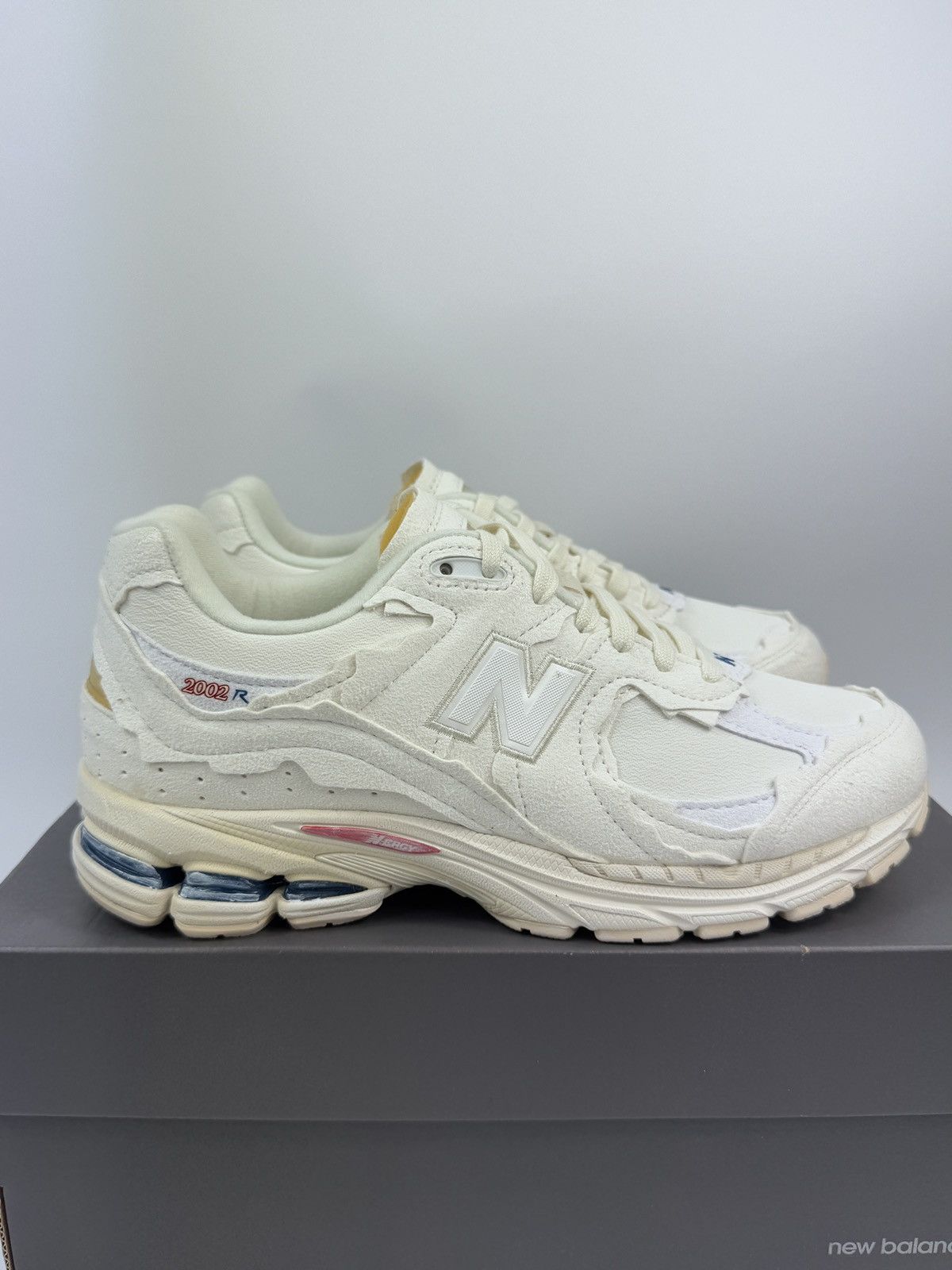New Balance NEW BALANCE 2002R Size US 8 / EU 41 - 1 Thumbnail