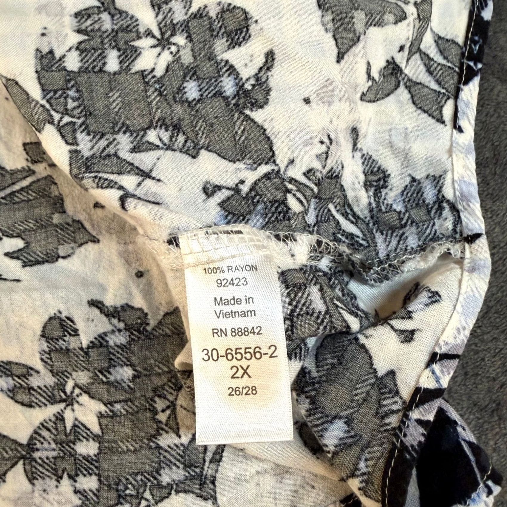 Vintage Woman Within Blouse Floral 3/4 Sleeve Button Up Womens 2X Plus Size 26/28 Rayon V-Neck Bohemian Casual Shirt Size XXL / US 16-18 / IT 52-54 - 5 Thumbnail