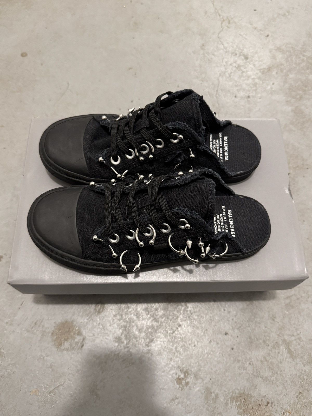 Balenciaga × Designer × Streetwear BALENCIAGA DISTRESSED PIERCING 