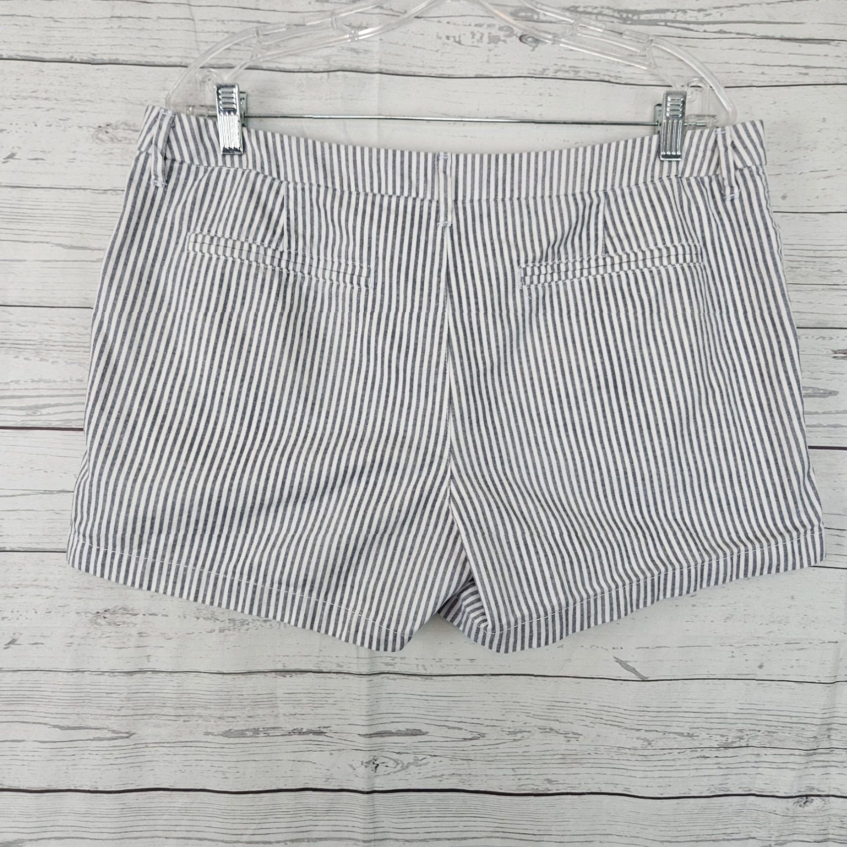 Old Navy Old Navy Womens Shorts Sz 12 Blue White Stripe Mid Rise Cotton Shorts Womens 12 Blue White Stripe Chino Cotton Regular Rise Inseam 3.5" Waist 18" Size 34" / US 12 / IT 48 - 2 Thumbnail